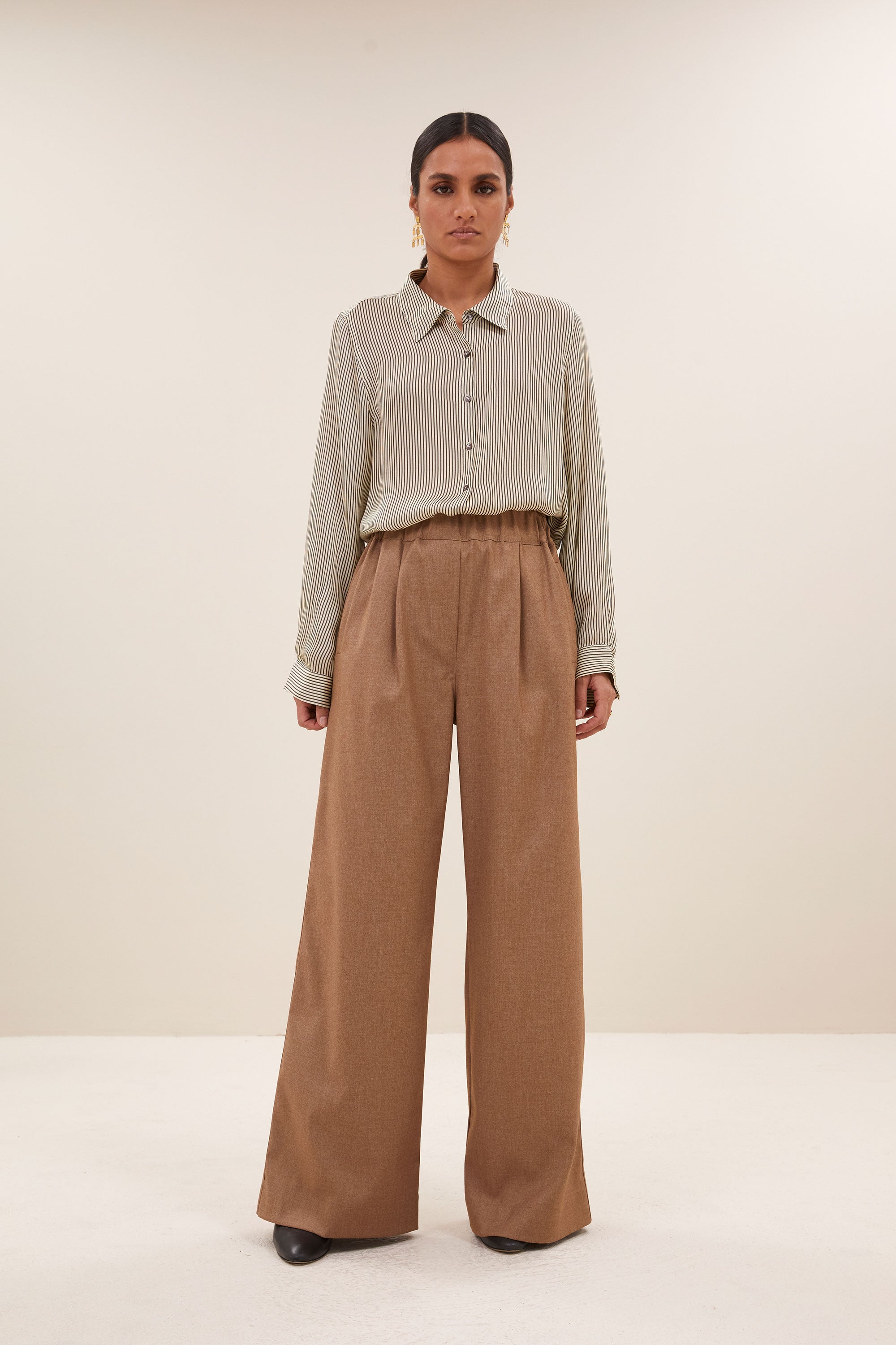 joly viscose stripe blouse - graphite stripe print, parelmoeren knopen, losvallende pasvorm, must-have essential - by-bar - aanvullende foto