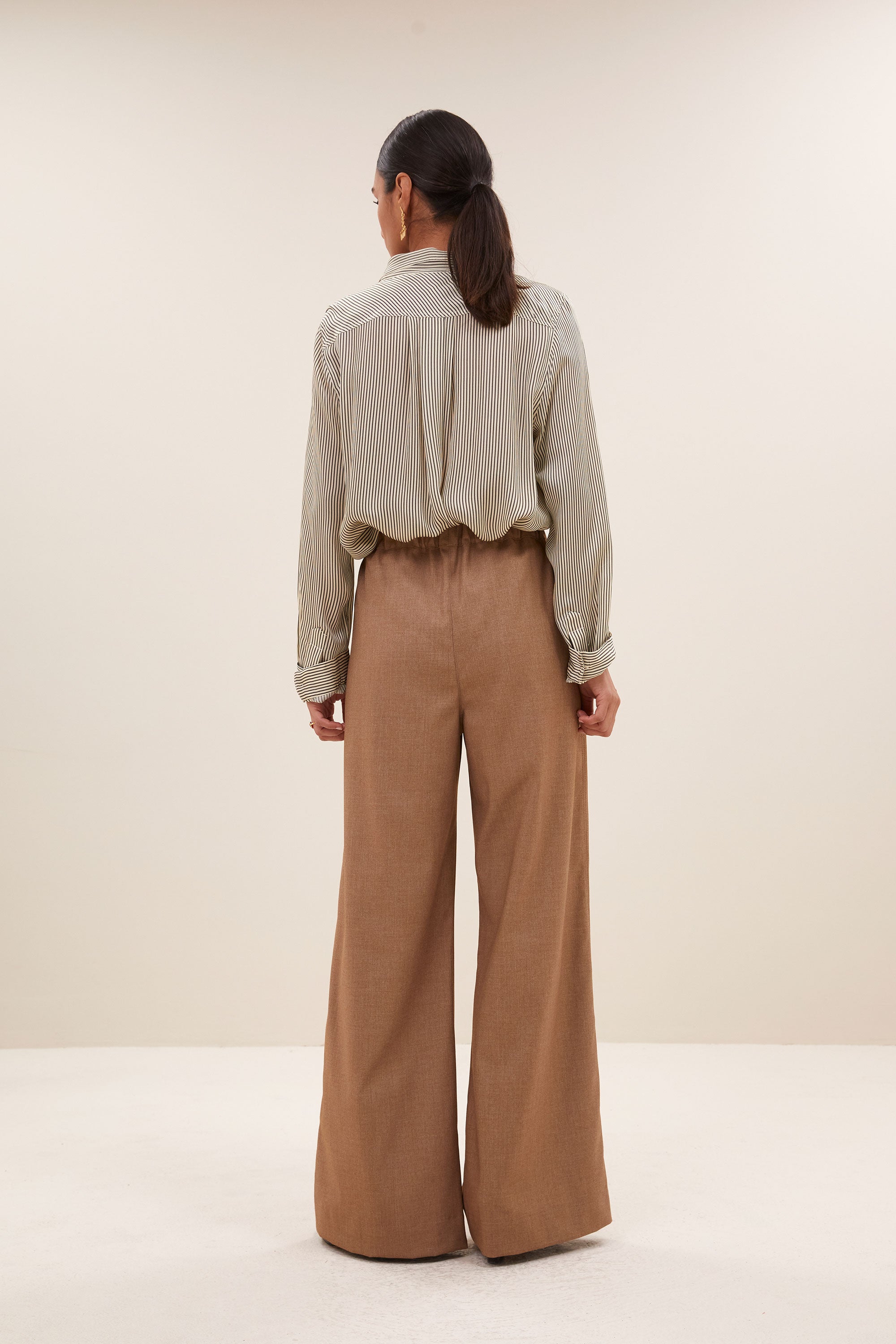 joly viscose stripe blouse - graphite stripe print, parelmoeren knopen, losvallende pasvorm, must-have essential - by-bar - zijaanzicht