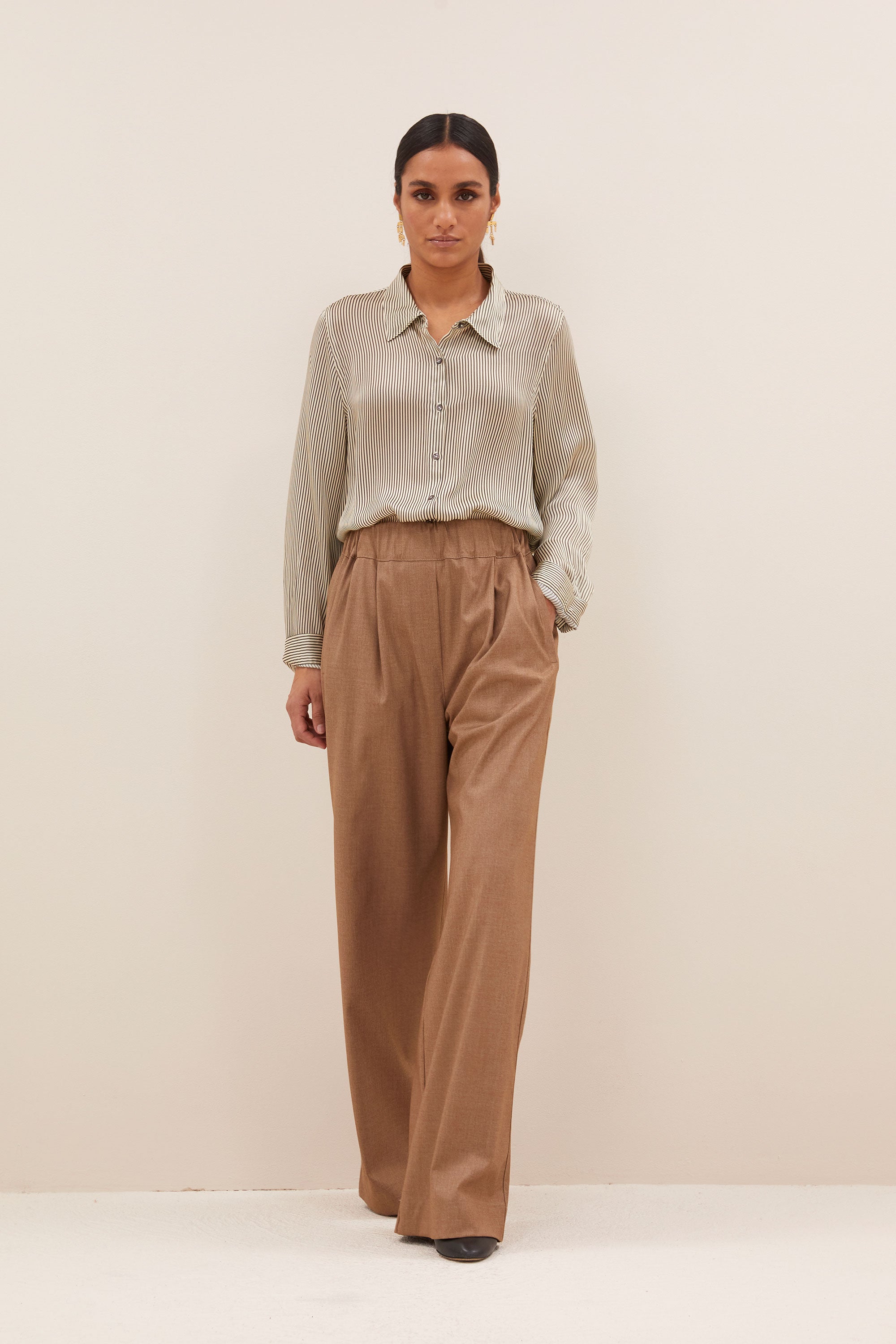 joly viscose stripe blouse - graphite stripe print, parelmoeren knopen, losvallende pasvorm, must-have essential - by-bar - achteraanzicht