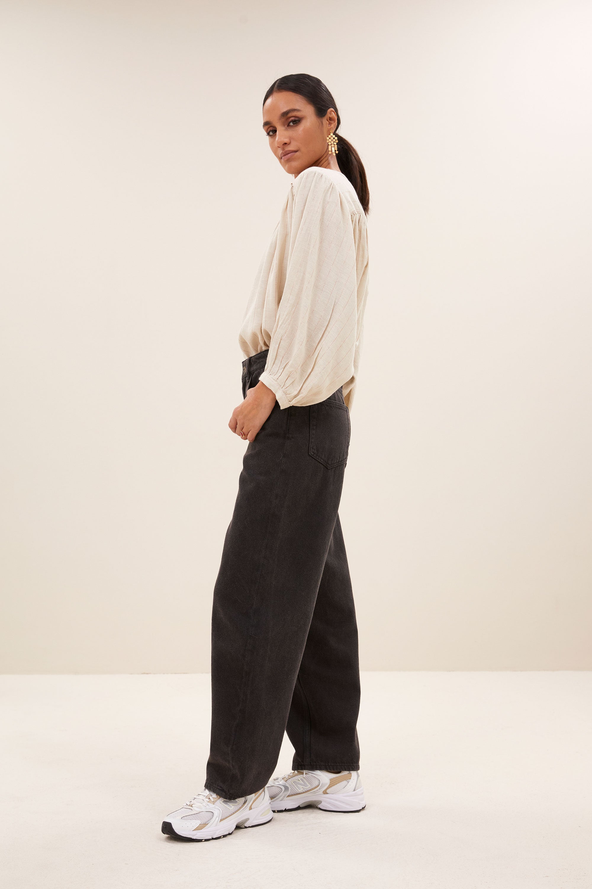 becky lurex blouse - rose lurex stripe, knoopsluiting mouw, subtiel geweven lurex draad, geplooide details - by-bar - zijaanzicht