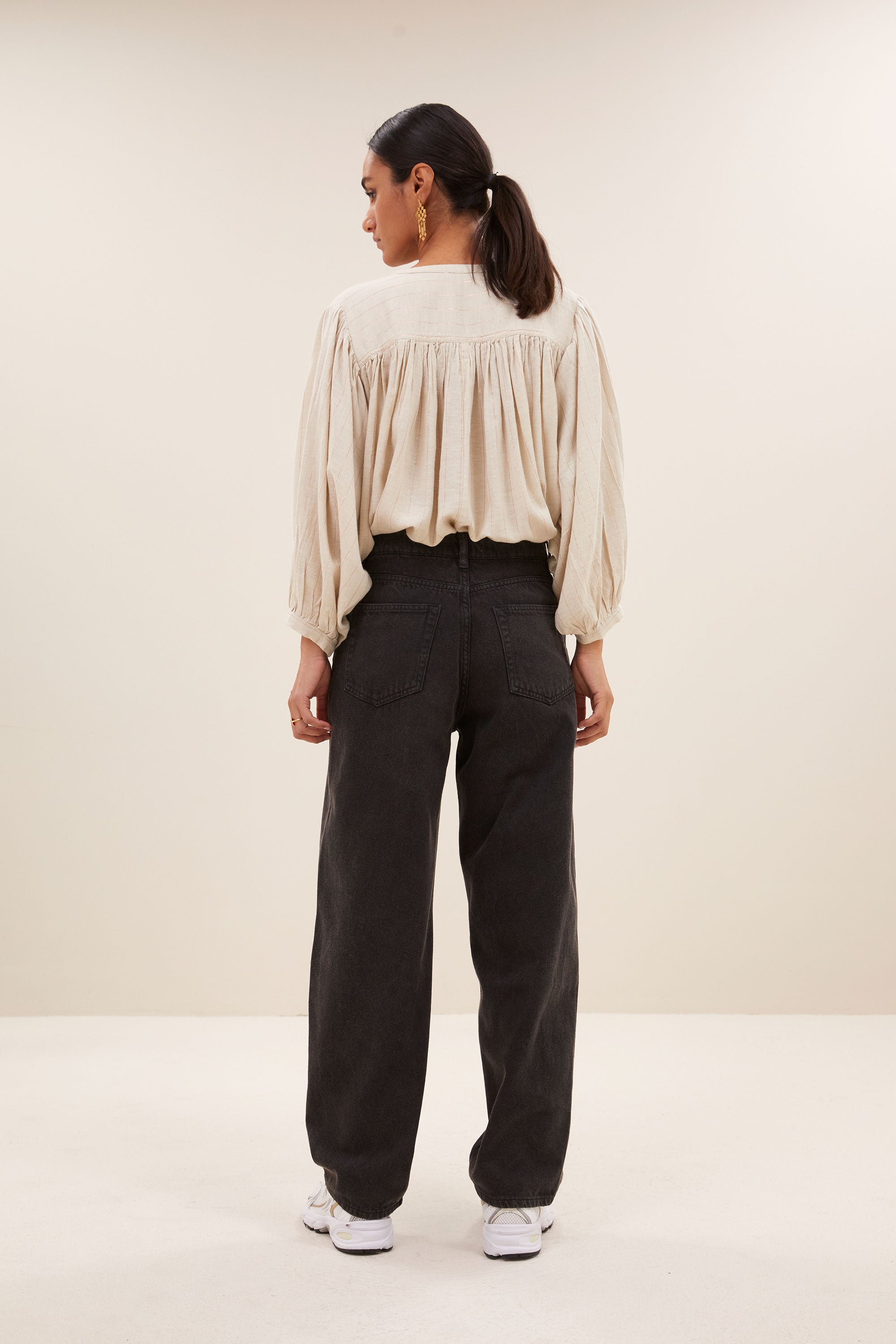 becky lurex blouse - rose lurex stripe, knoopsluiting mouw, subtiel geweven lurex draad, geplooide details - by-bar - achteraanzicht