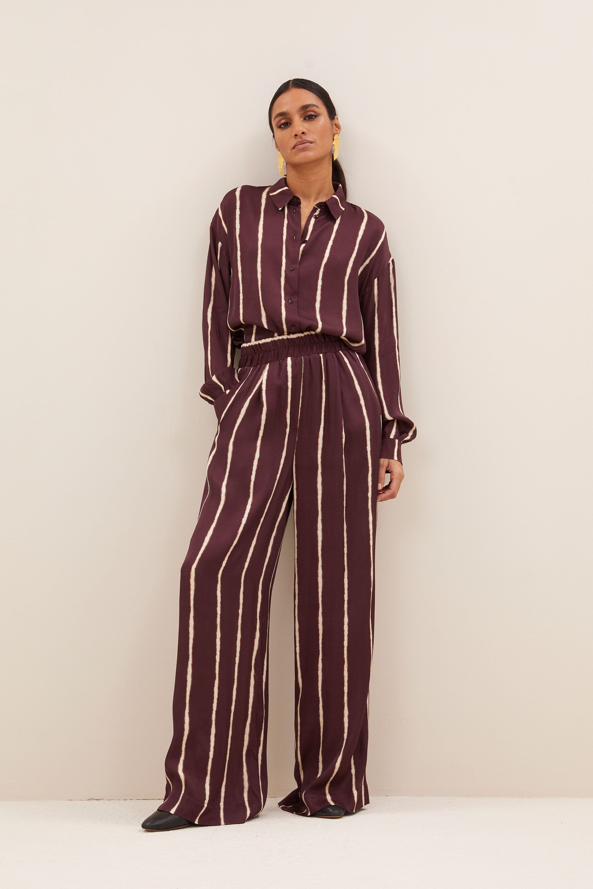 lykke tie dye blouse - pecan tie dye stripe, casual fit, ecovero lenzing viscose, must-have essential - by-bar - zijaanzicht