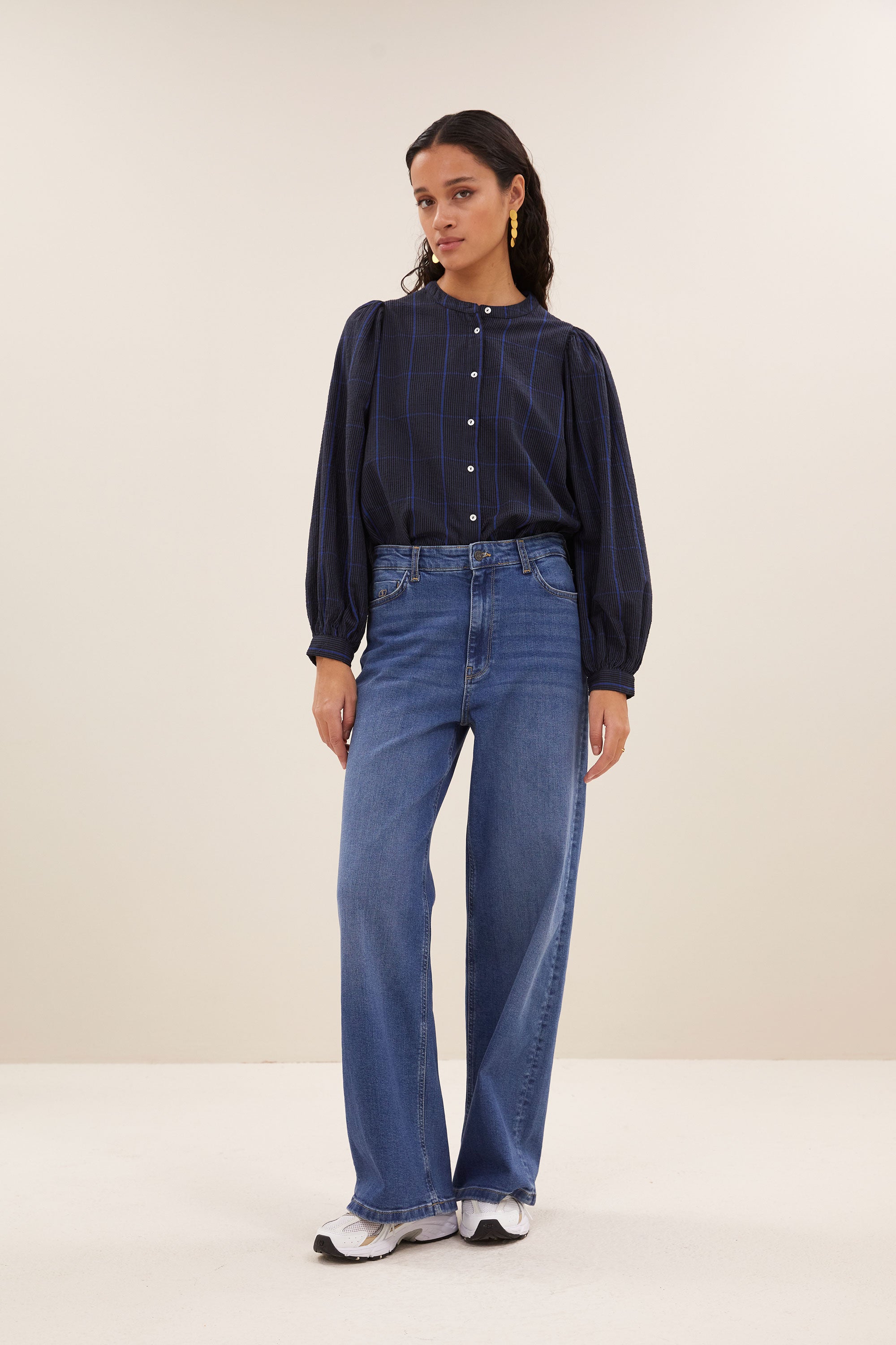 rikki check blouse - blue checks, parelmoeren knopen, casual fit, pofmouwen - by-bar - achteraanzicht