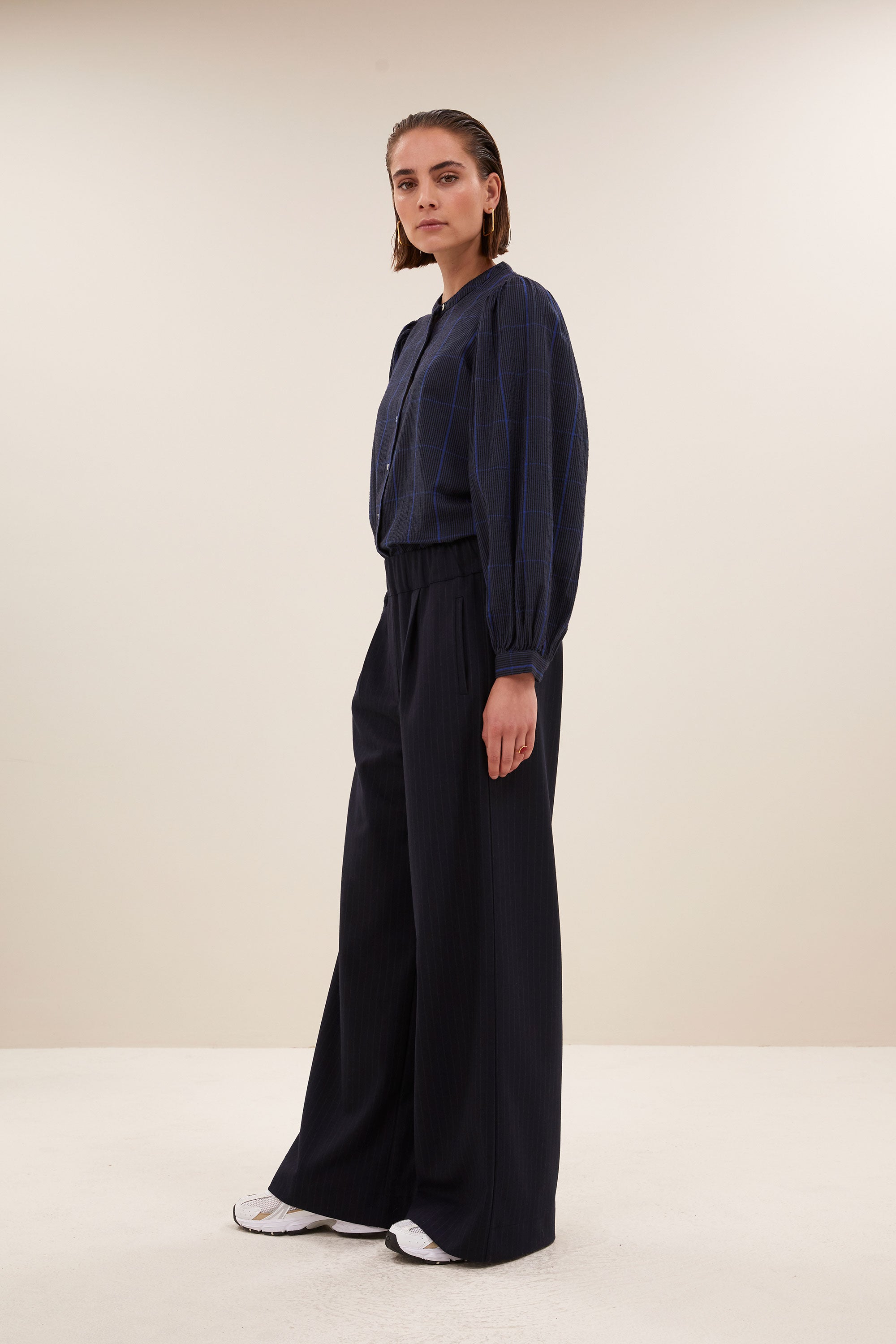 rikki check blouse - blue checks, parelmoeren knopen, casual fit, pofmouwen - by-bar - vooraanzicht