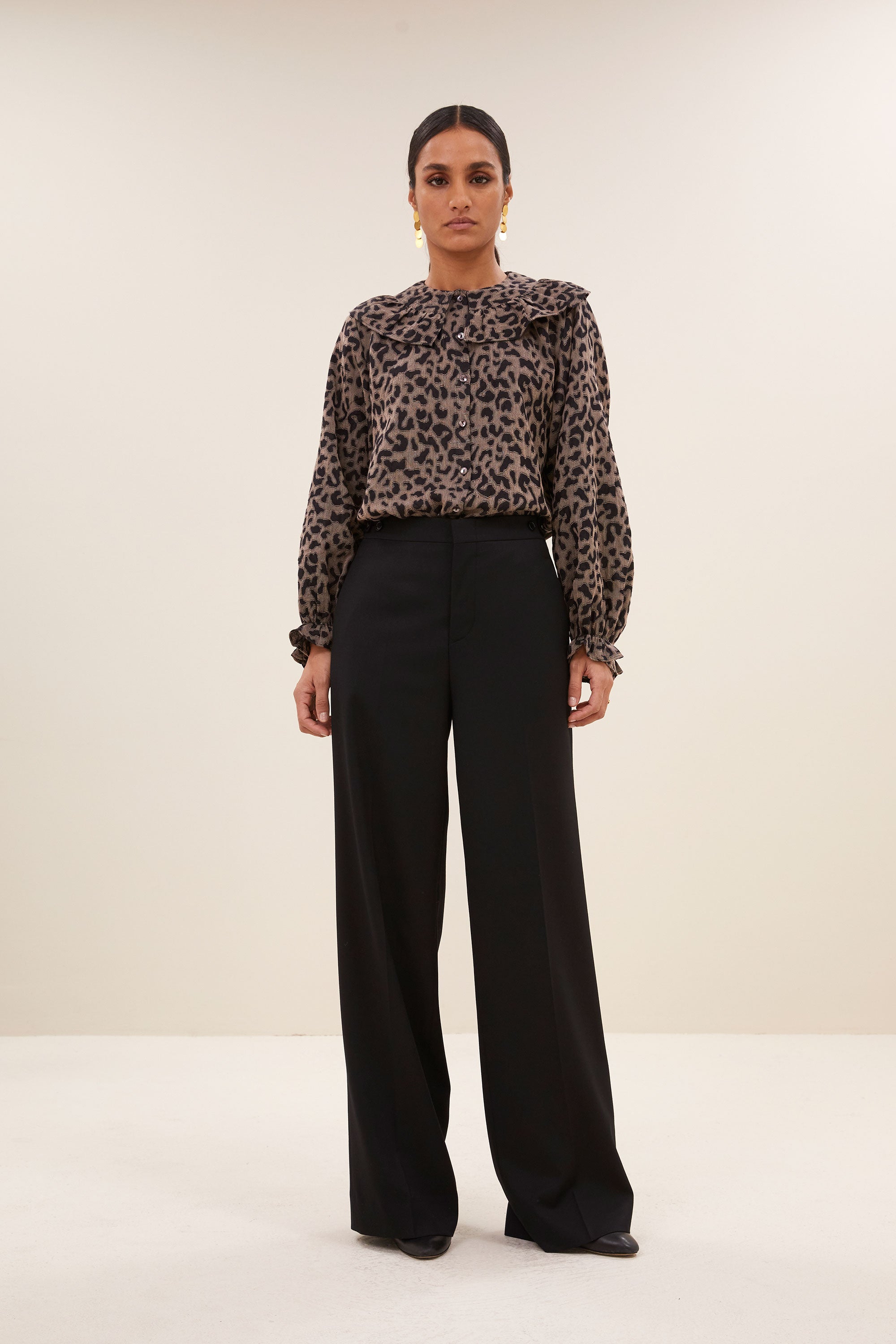 gia leo blouse - brown leo, volumnieuze mouwen, elastieken band, ruches - by-bar - vooraanzicht