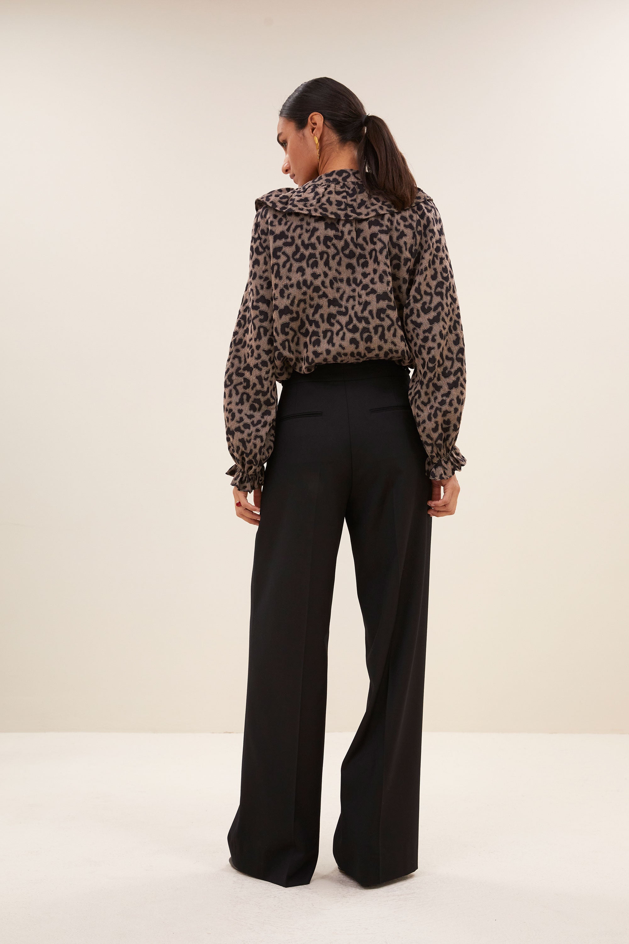 gia leo blouse - brown leo, volumnieuze mouwen, elastieken band, ruches - by-bar - achteraanzicht