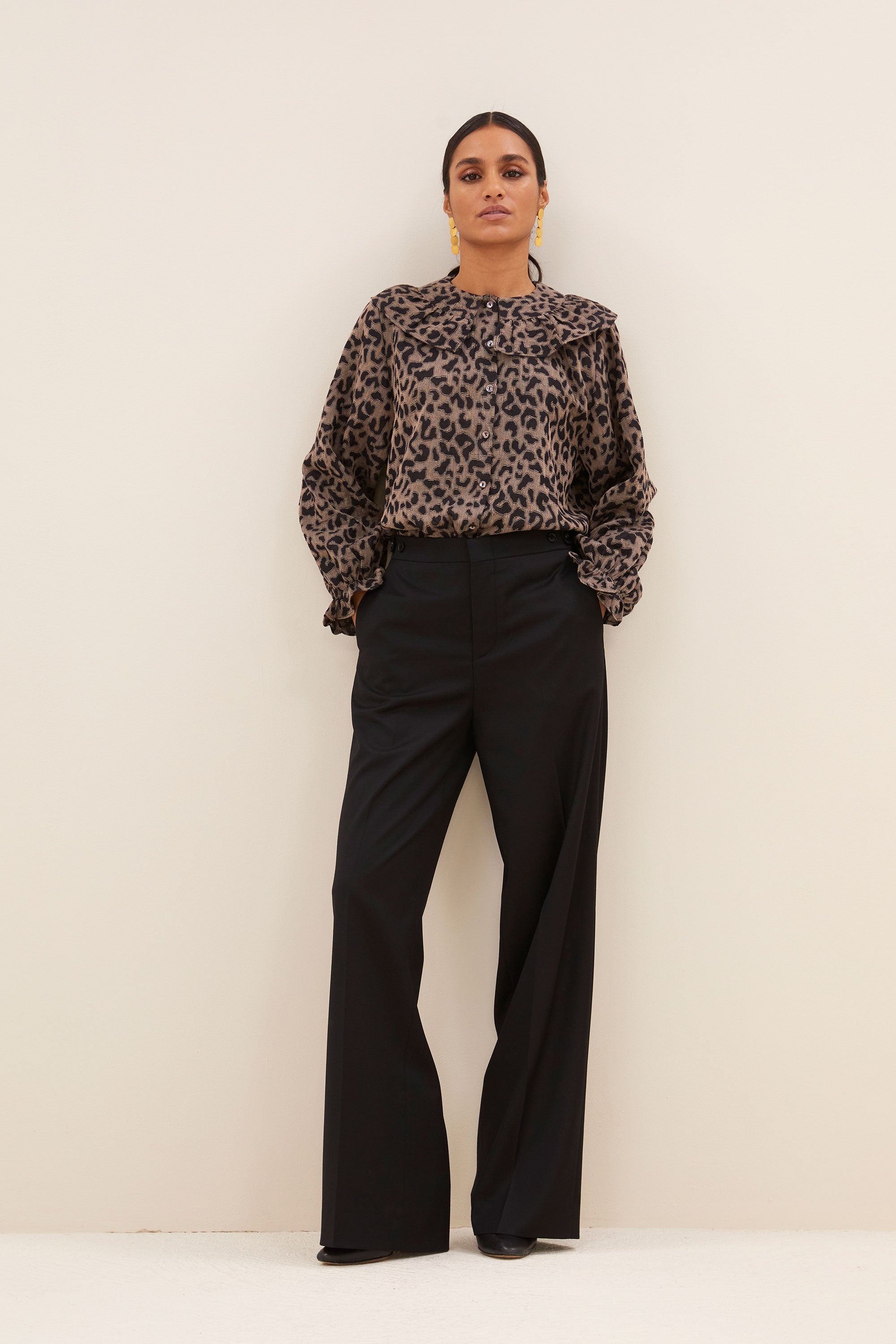 gia leo blouse - brown leo, volumnieuze mouwen, elastieken band, ruches - by-bar - extra