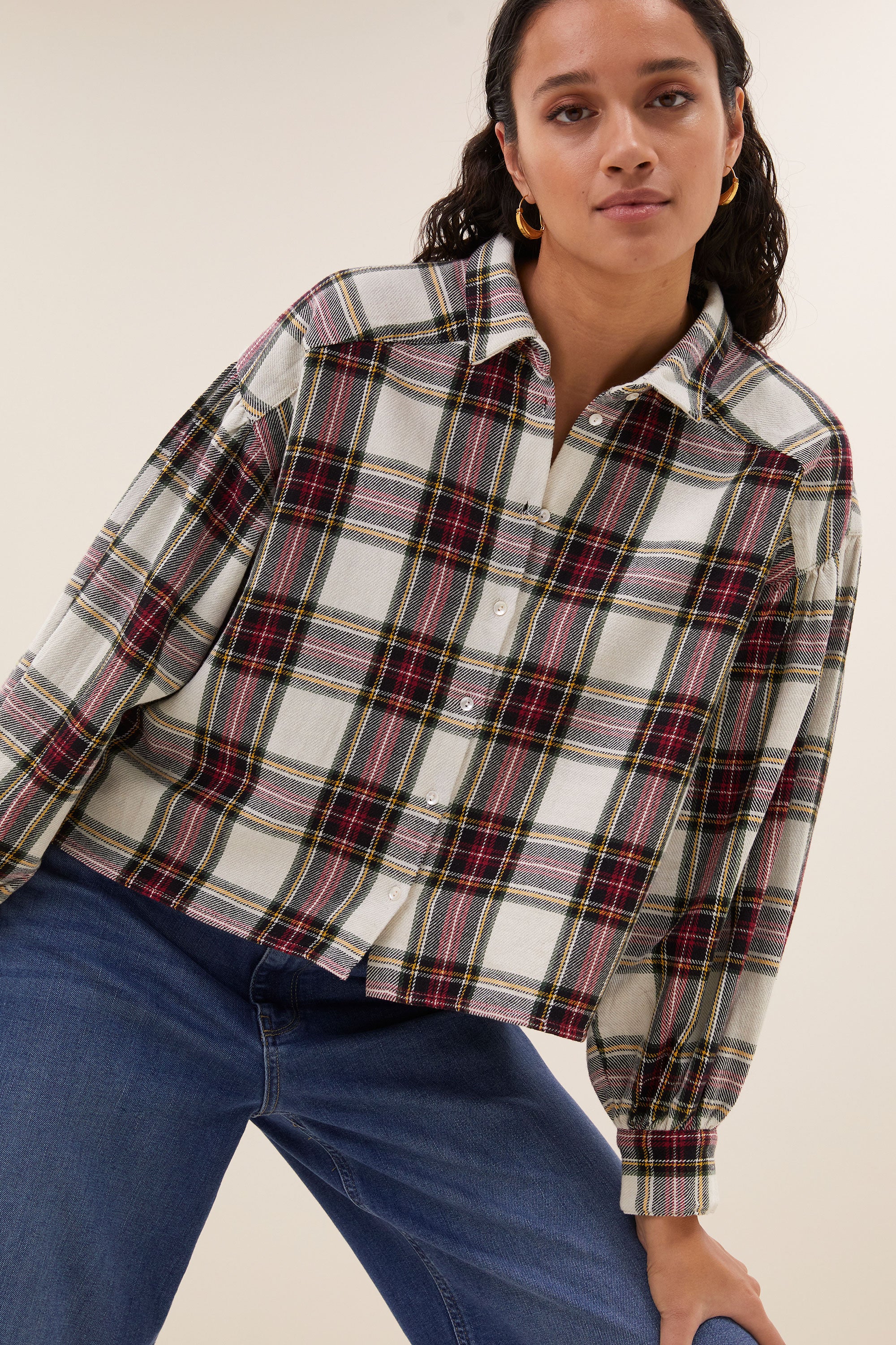 sarah short check blouse - tartan check, korte fit, all-time classic, verlaagde schoudernaden - by-bar - sfeerbeeld