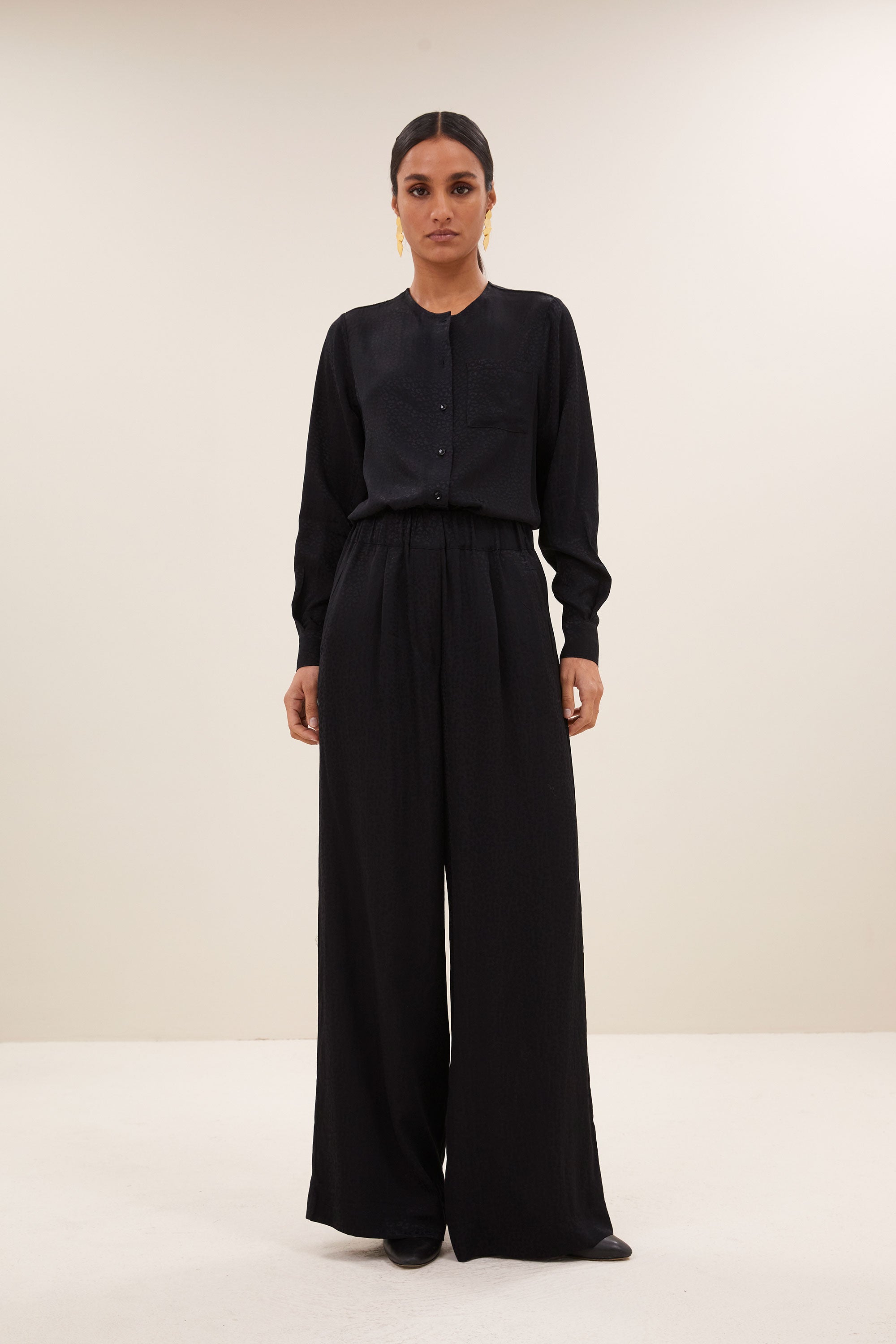 noi black cheetah blouse - black cheetah, all-time classic, casual fit, must-have essential - by-bar - aanvullende foto