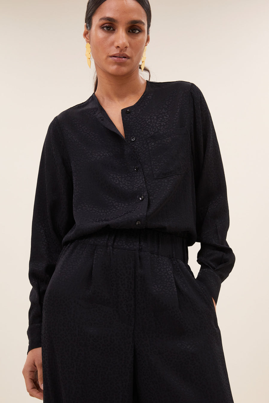 noi black cheetah blouse - black cheetah, all-time classic, casual fit, must-have essential - by-bar - sfeerbeeld