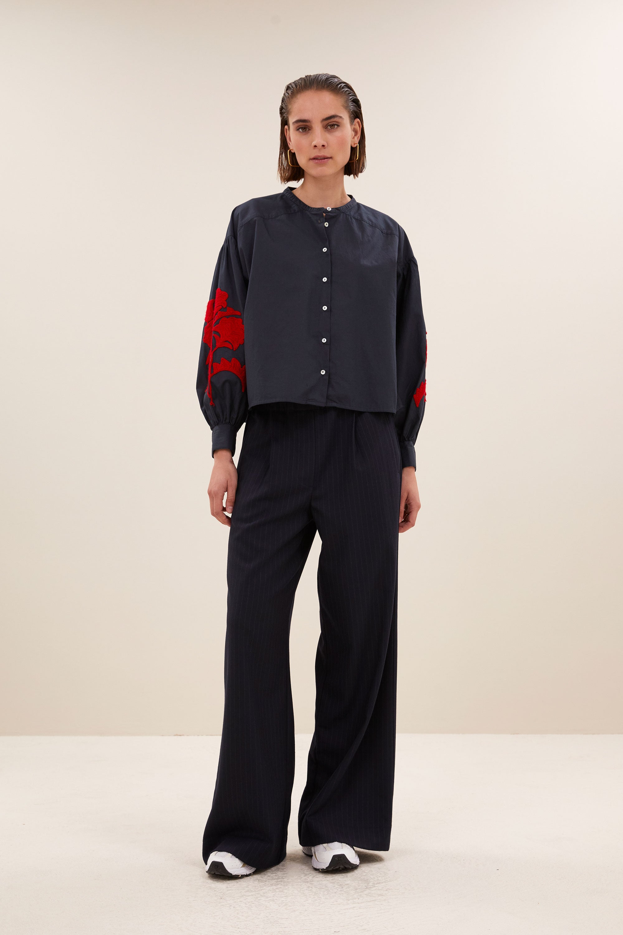 janet blouse - midnight, korte fit, parelmoeren knopen, embroidery - by-bar - vooraanzicht