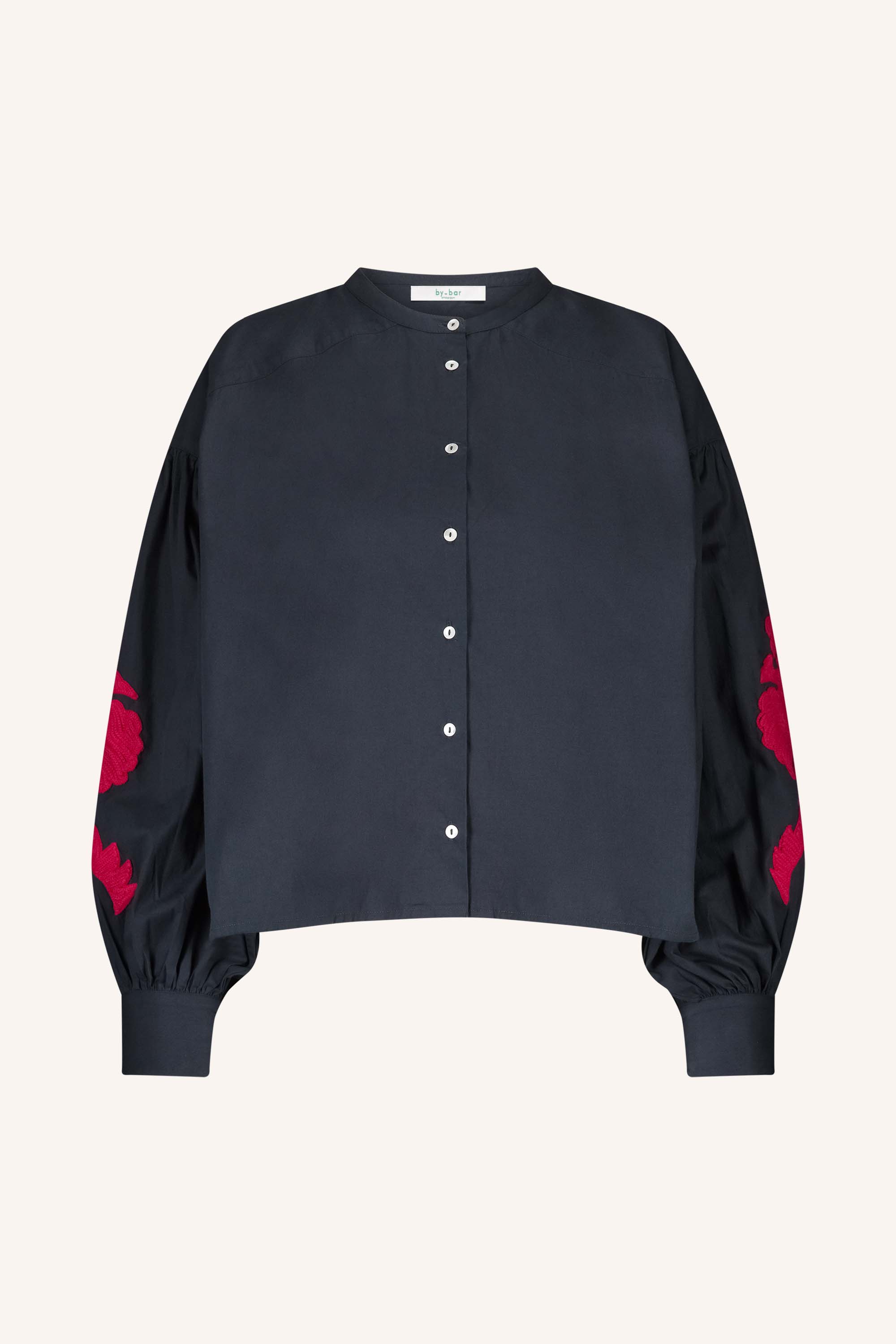 janet blouse - midnight, korte fit, parelmoeren knopen, embroidery - by-bar - productfoto