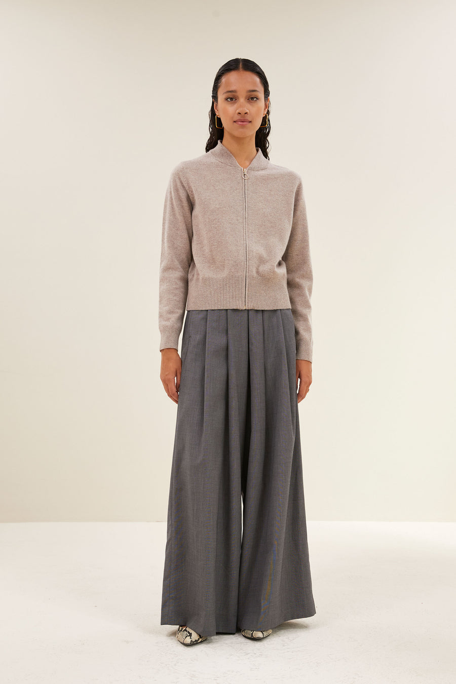 zipp cardigan - dark sand, casual fit, must-have essential, ritssluiting - by-bar - aanvullende foto