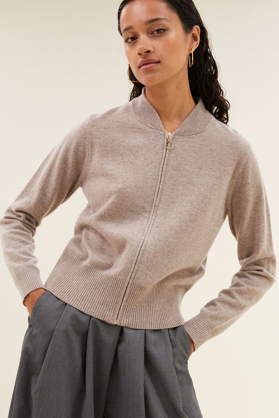 zipp cardigan - dark sand, casual fit, must-have essential, ritssluiting - by-bar - sfeerbeeld