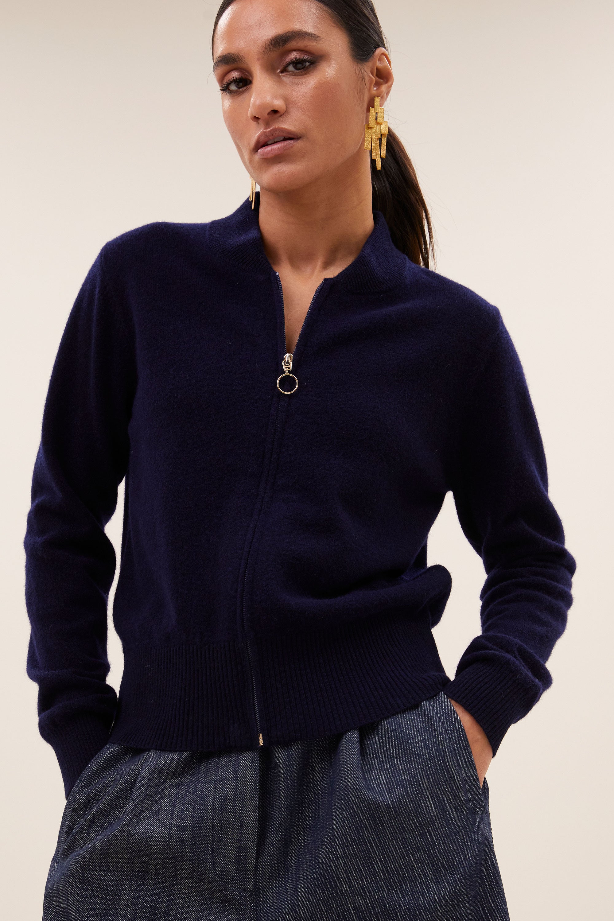 zipp cardigan - midnight, casual fit, must-have essential, ritssluiting - by-bar - sfeerbeeld