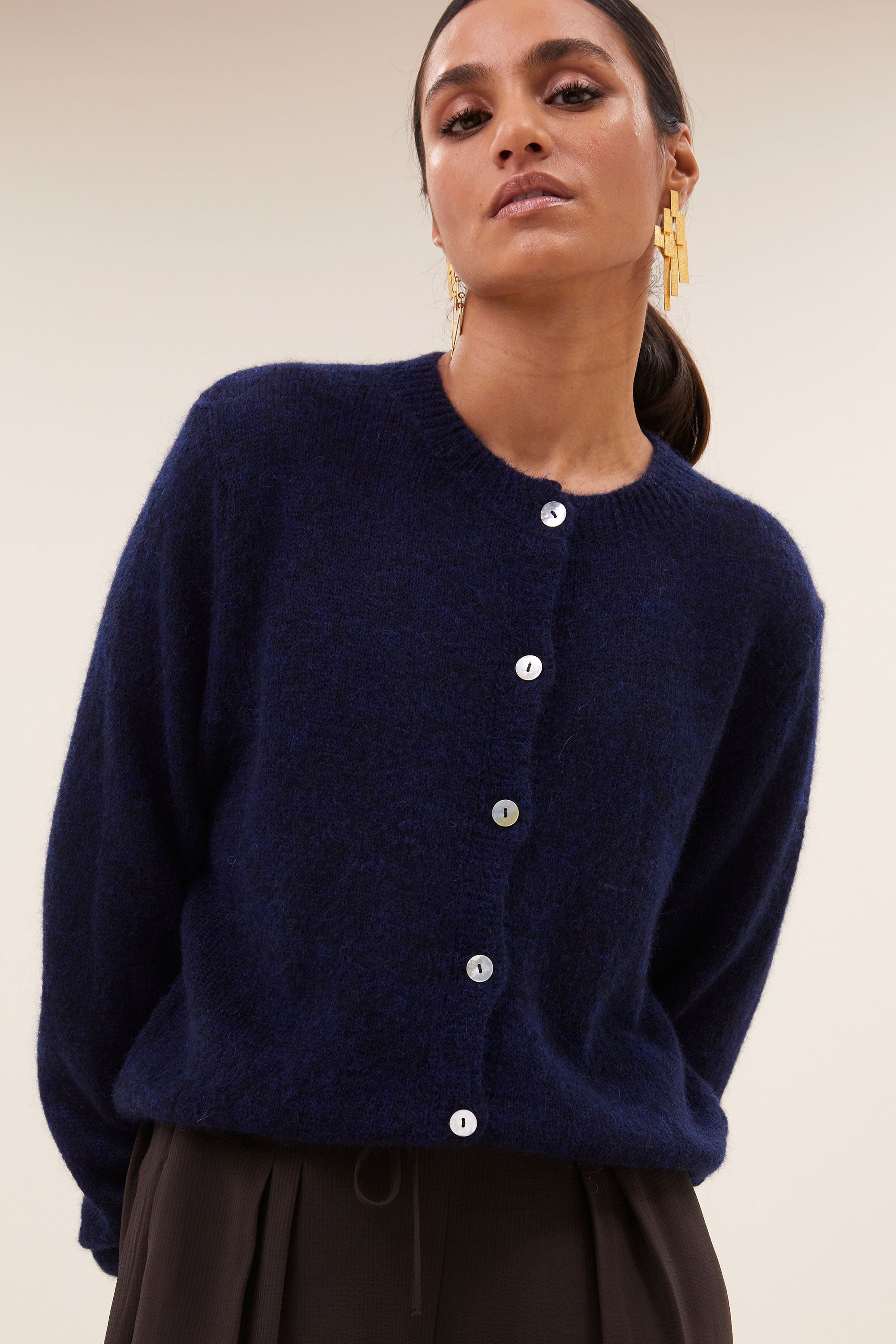 cleo cardigan - midnight, all-time classic, alpaca kwaliteit, casual fit - by-bar - sfeerbeeld