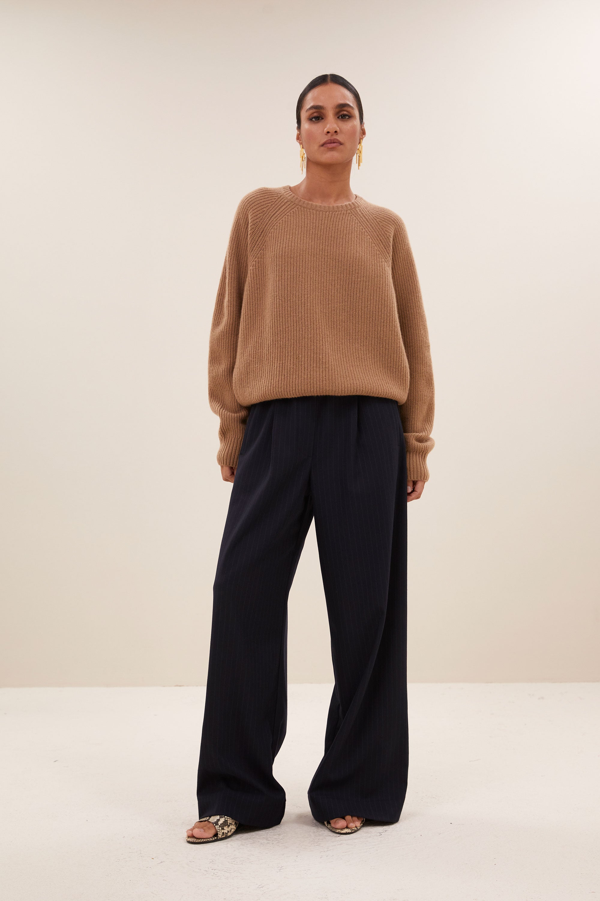 meadow roundneck pullover - camel, all-time classic, gebreide patronen, must-have essential - by-bar - sfeerbeeld