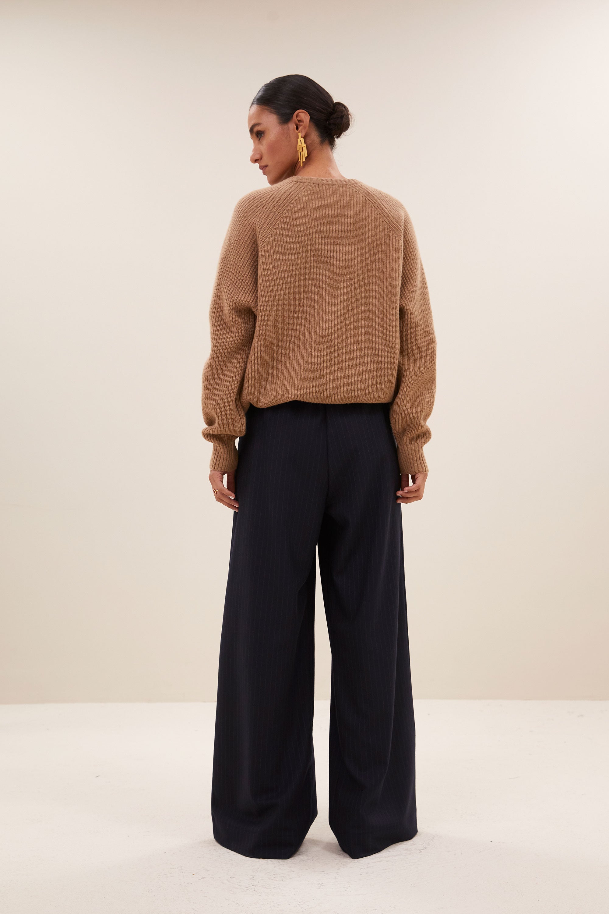 meadow roundneck pullover - camel, all-time classic, gebreide patronen, must-have essential - by-bar - zijaanzicht