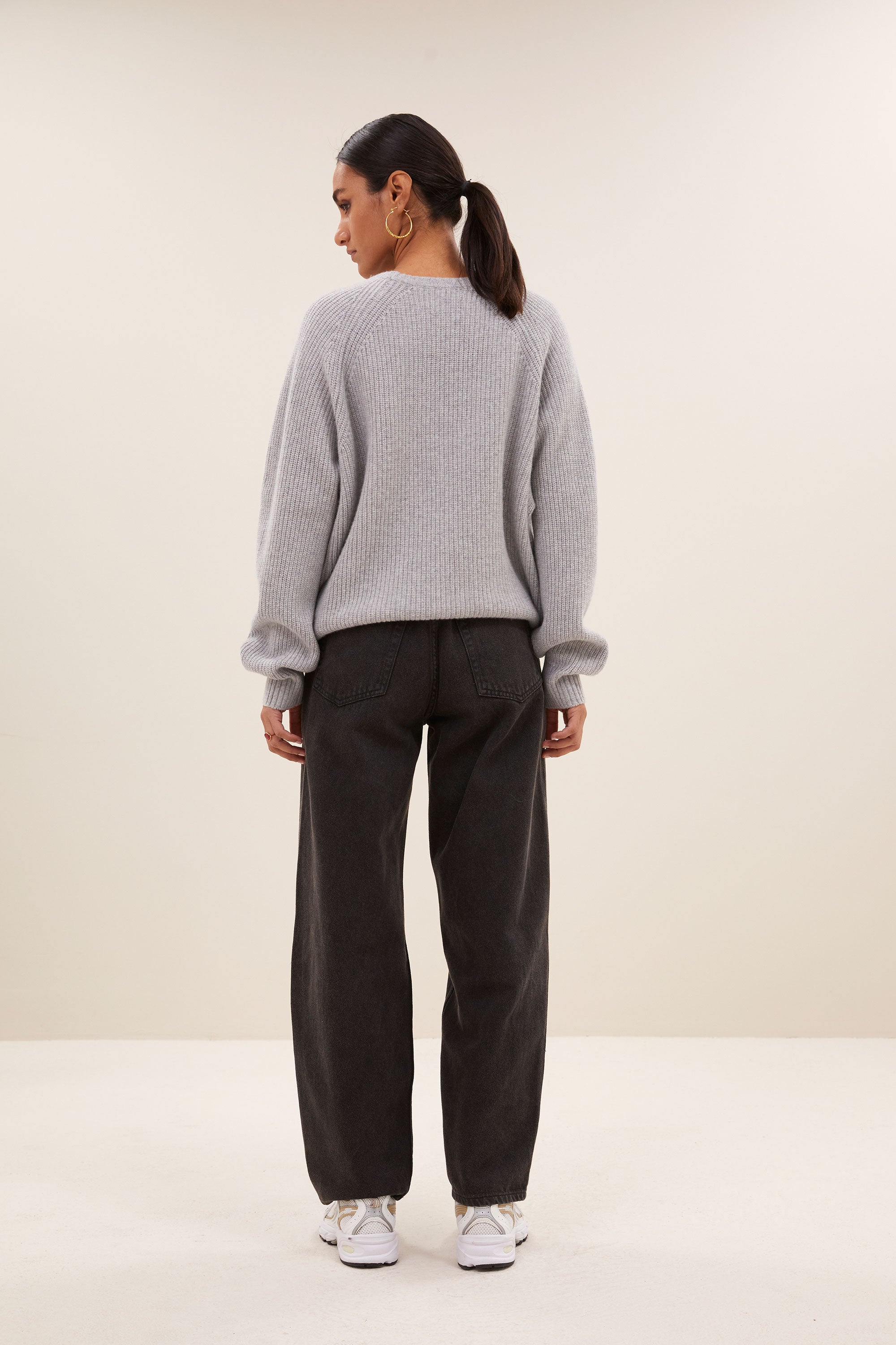 meadow roundneck pullover - grey melee, all-time classic, gebreide patronen, must-have essential - by-bar - zijaanzicht