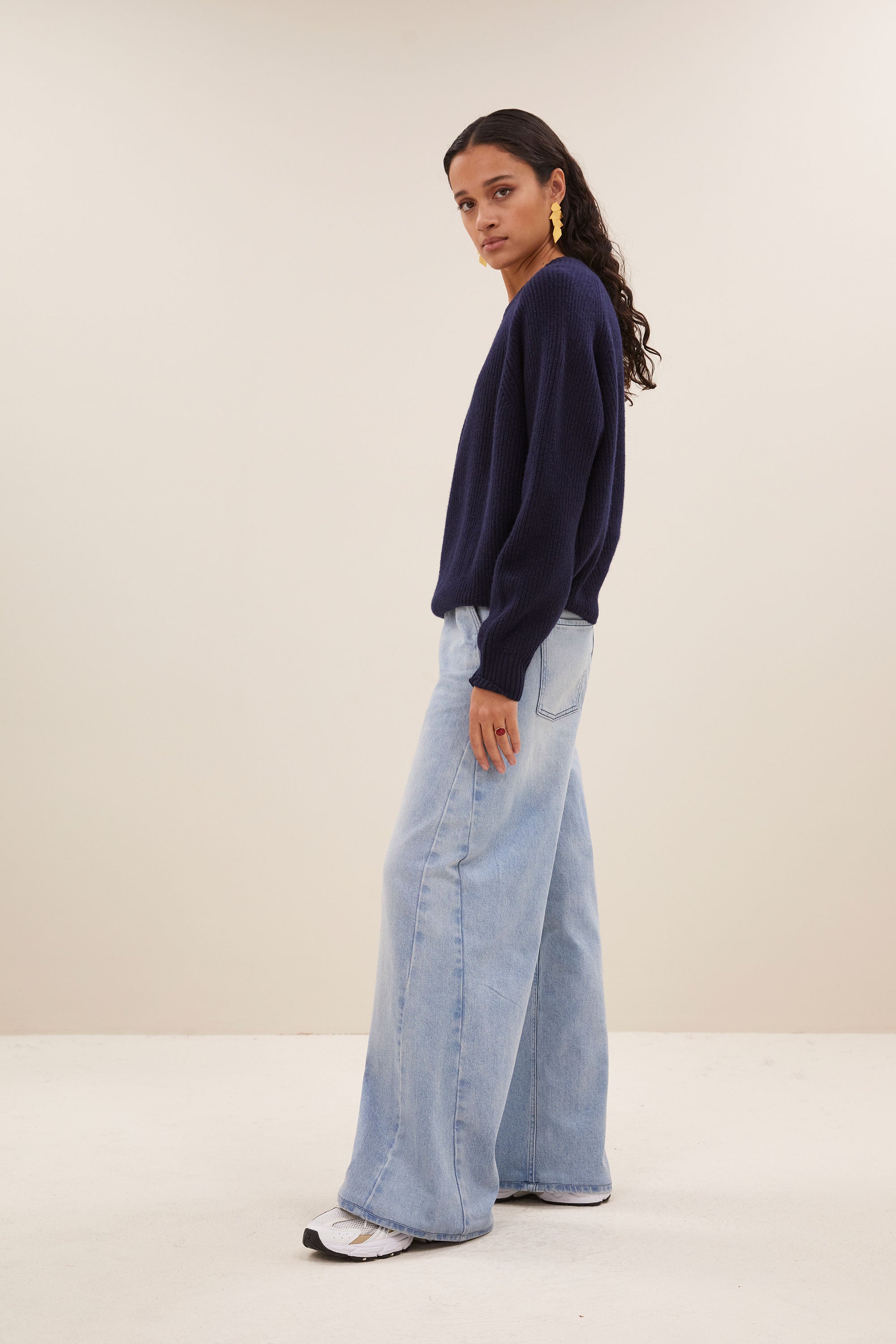 meadow roundneck pullover - midnight, all-time classic, gebreide patronen, must-have essential - by-bar - zijaanzicht