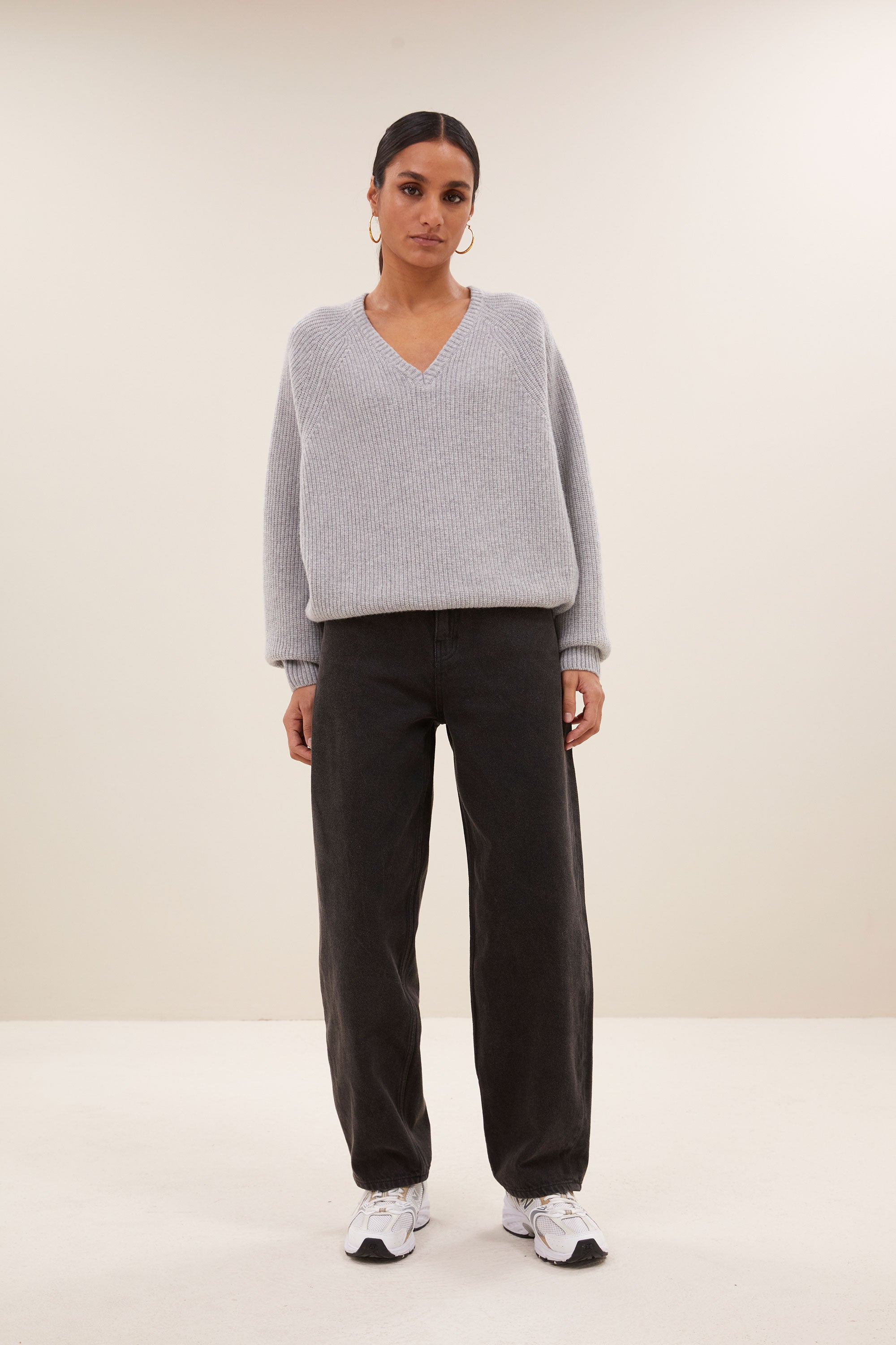 meadow v neck pullover - grey melee, gebreide patronen, must-have essential, raglan mouw - by-bar - sfeerbeeld