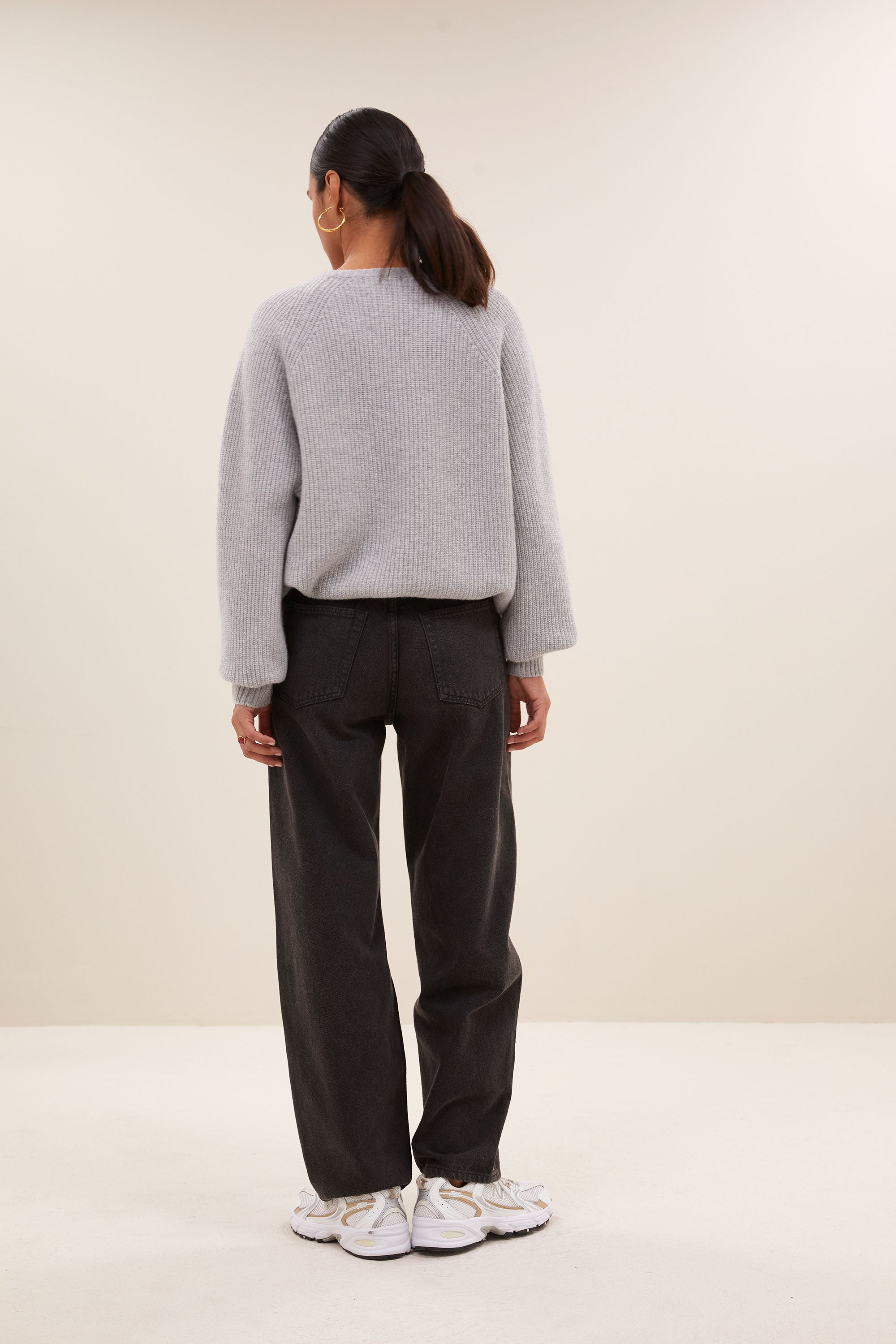 meadow v neck pullover - grey melee, gebreide patronen, must-have essential, raglan mouw - by-bar - zijaanzicht