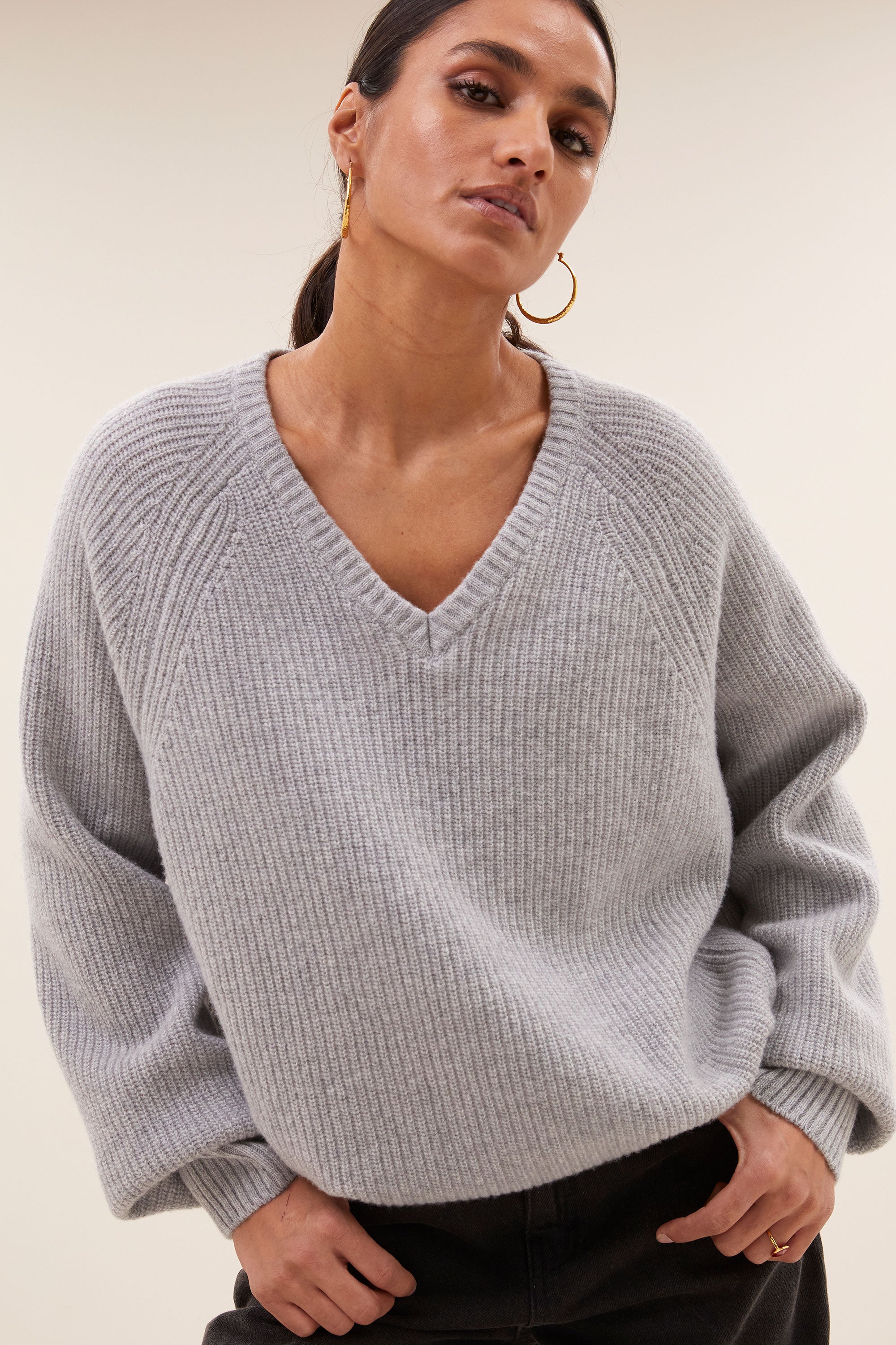 meadow v neck pullover - grey melee, gebreide patronen, must-have essential, raglan mouw - by-bar - aanvullende foto