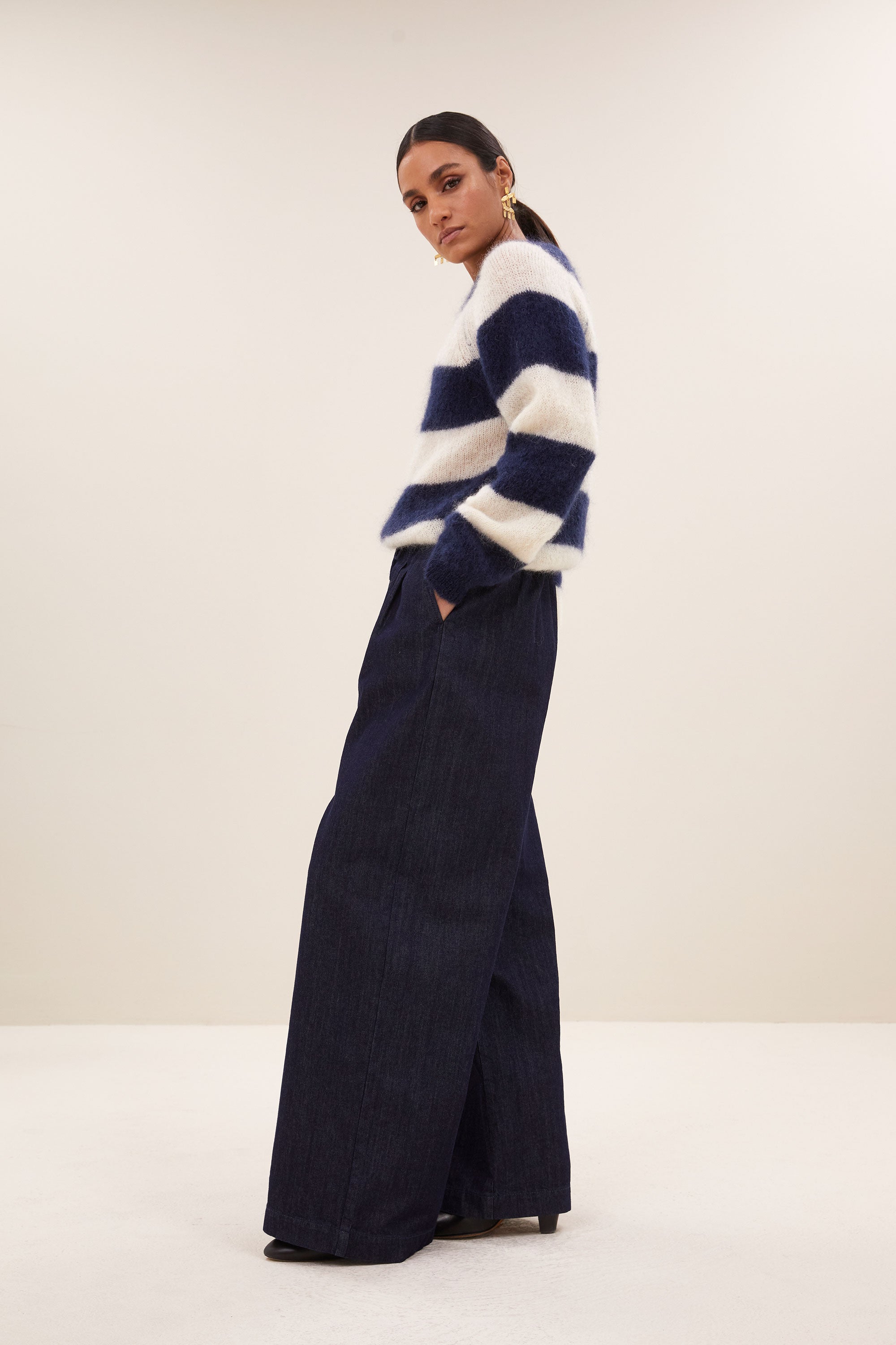 sian stripe pullover - midnight stripe, all-time classic, losvallende pasvorm, mix van mohair - by-bar - zijaanzicht