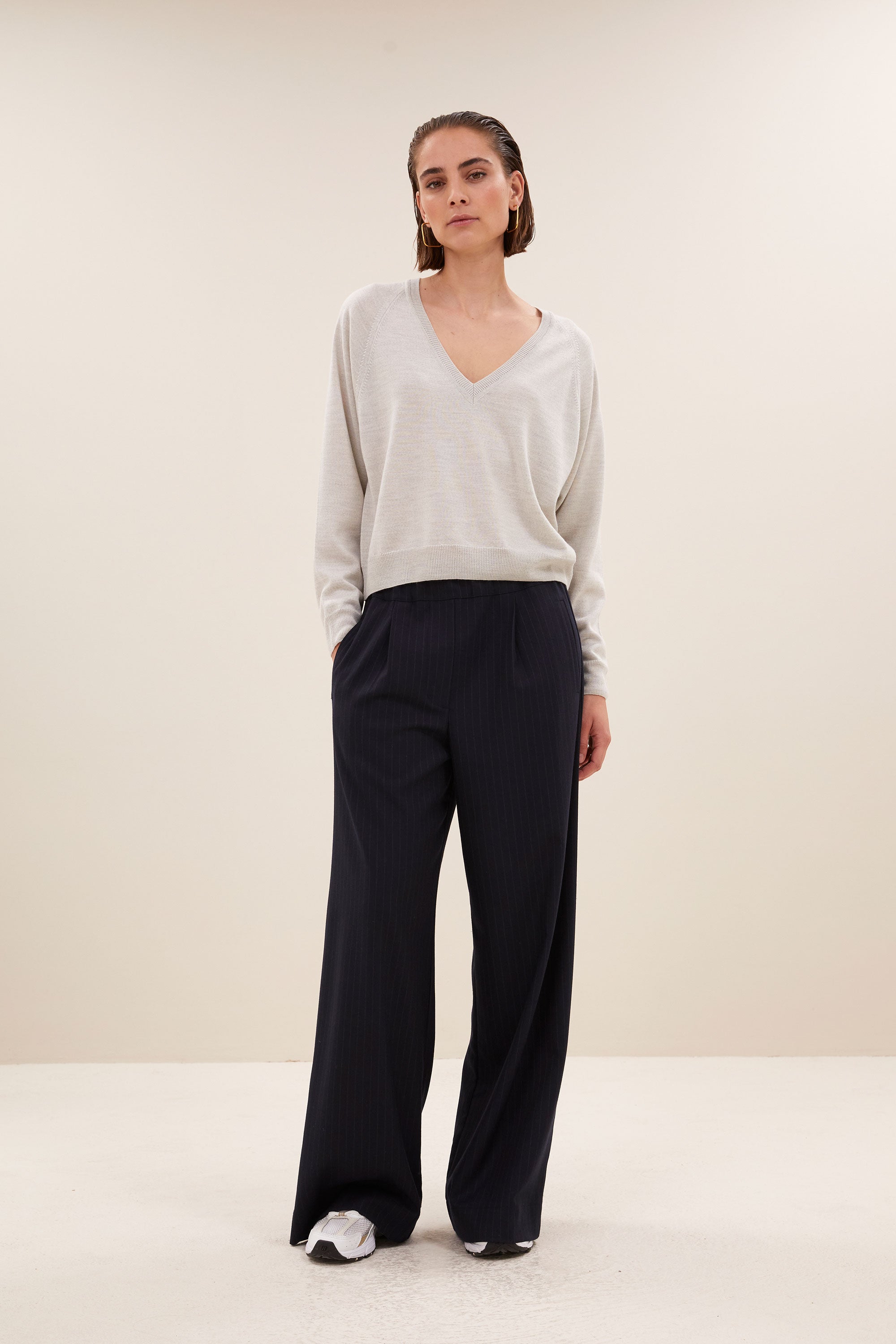 wales pullover - light grey melee, merino wol, all-time classic, ribgebreide randen - by-bar - aanvullende foto