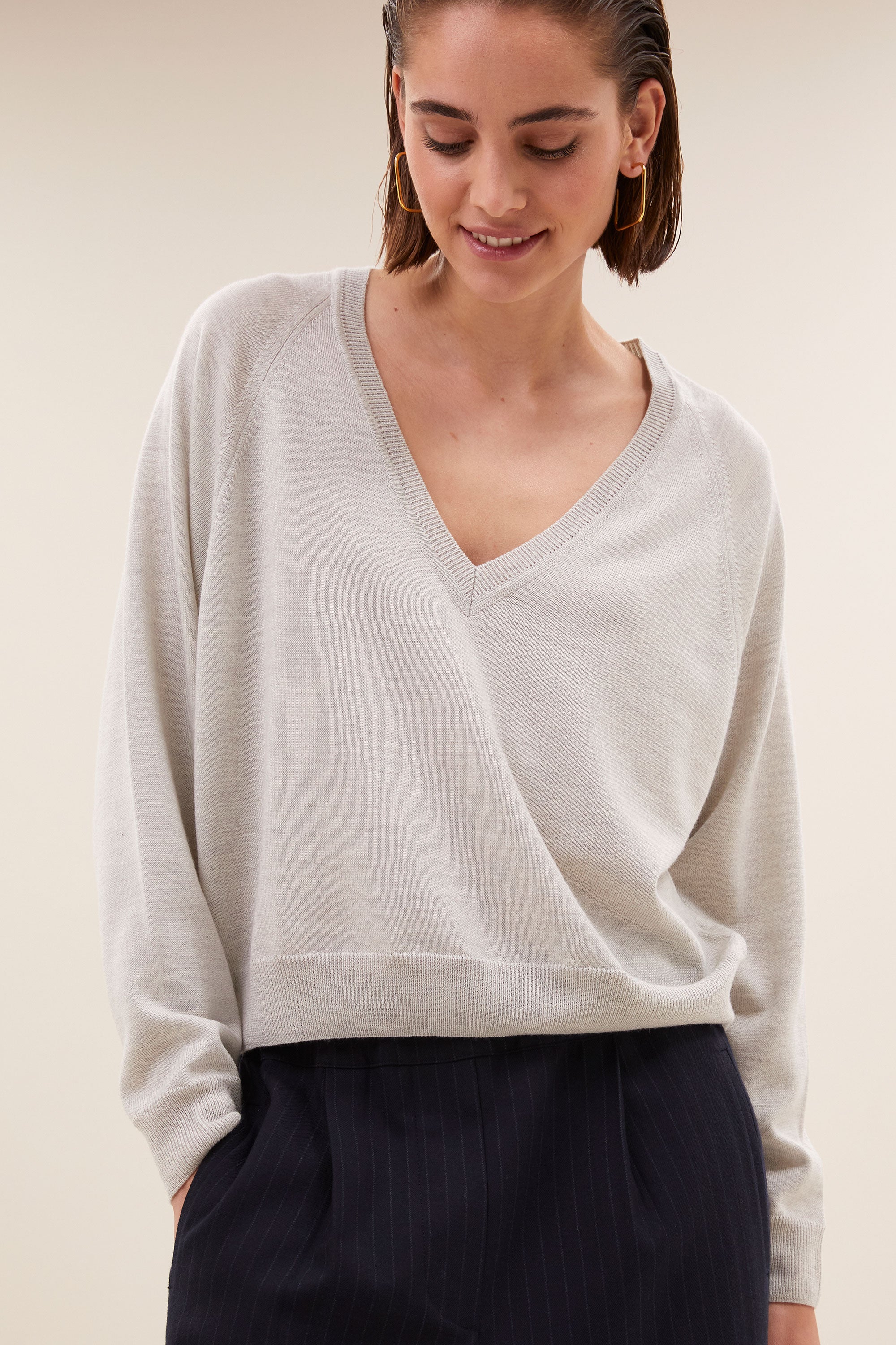 wales pullover - light grey melee, merino wol, all-time classic, ribgebreide randen - by-bar - sfeerbeeld