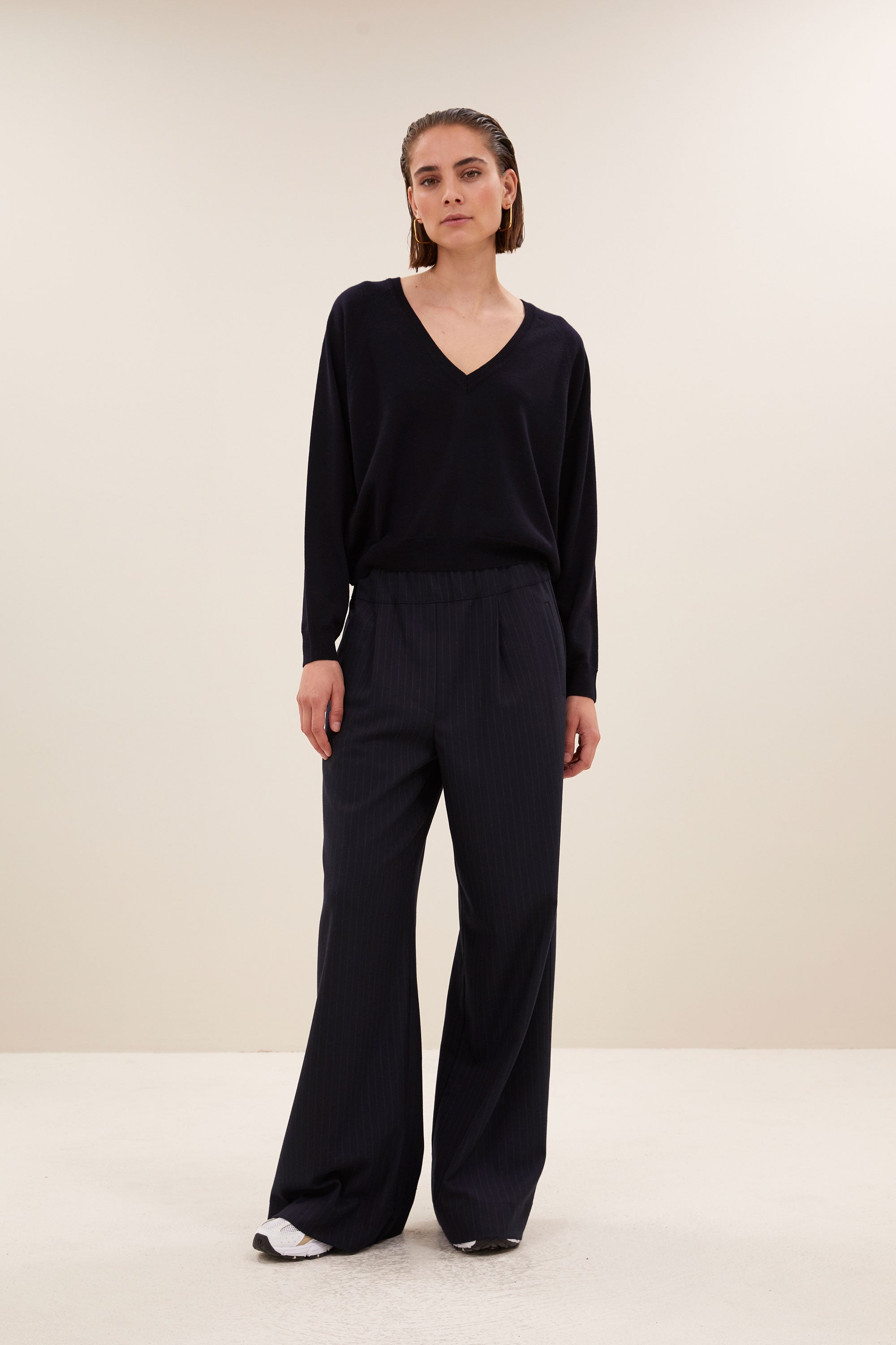 wales pullover - midnight, merino wol, all-time classic, ribgebreide randen - by-bar - sfeerbeeld