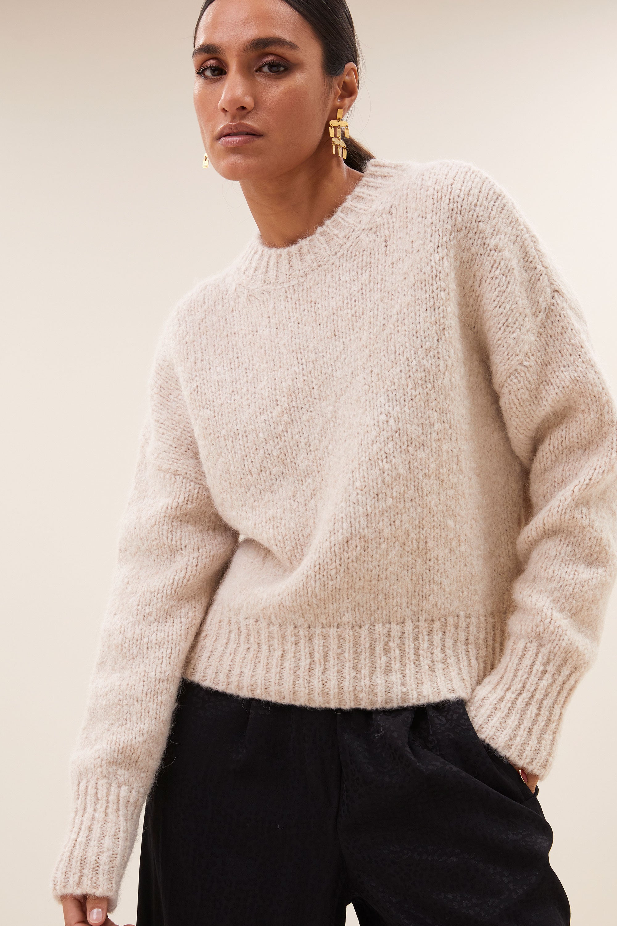 sonny bulky pullover - chalk, korte fit, verlaagde schoudernaden, wolblend - by-bar - detail