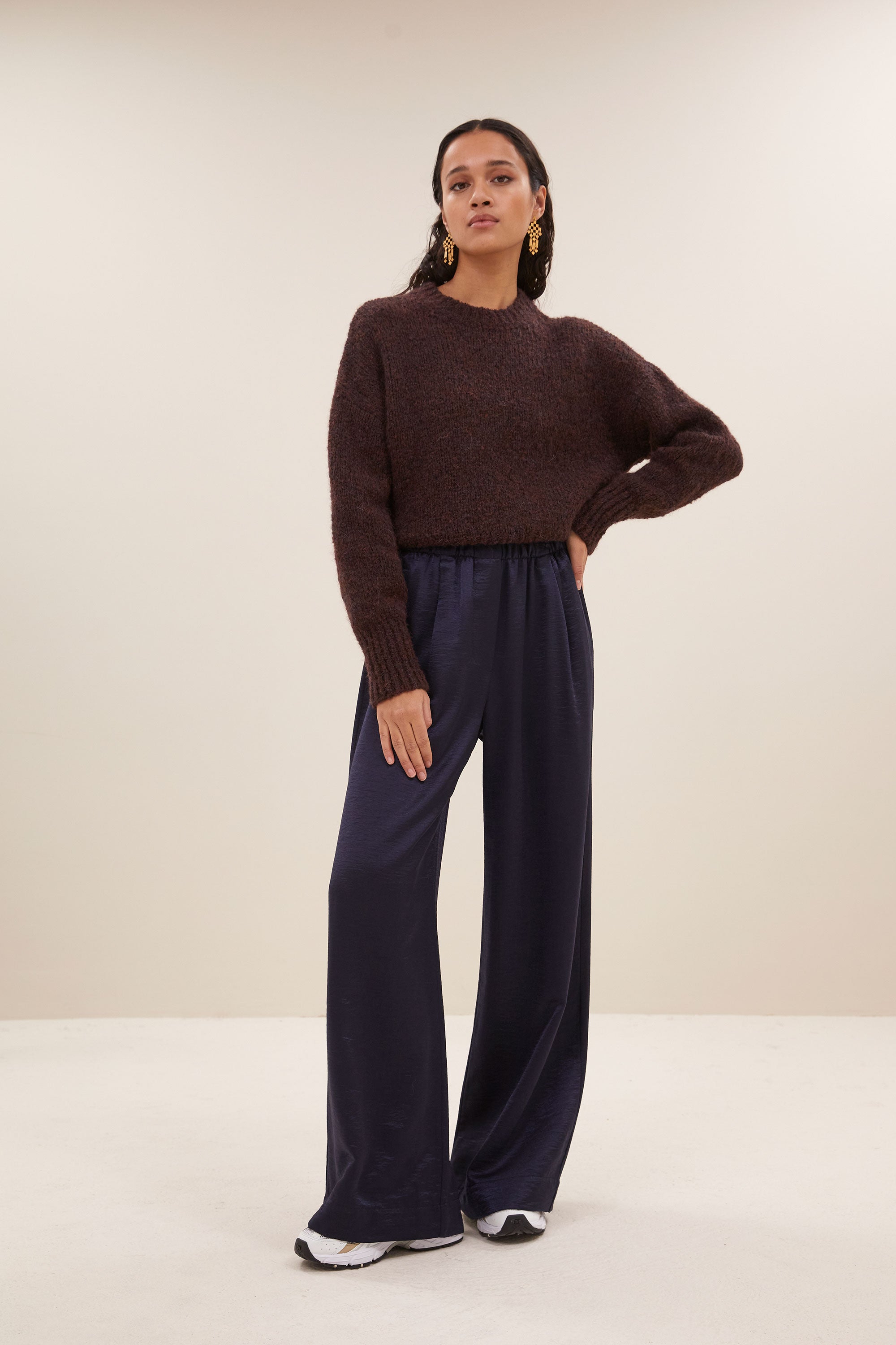 sonny bulky pullover - chocolate brown, korte fit, verlaagde schoudernaden, wolblend - by-bar - sfeerbeeld