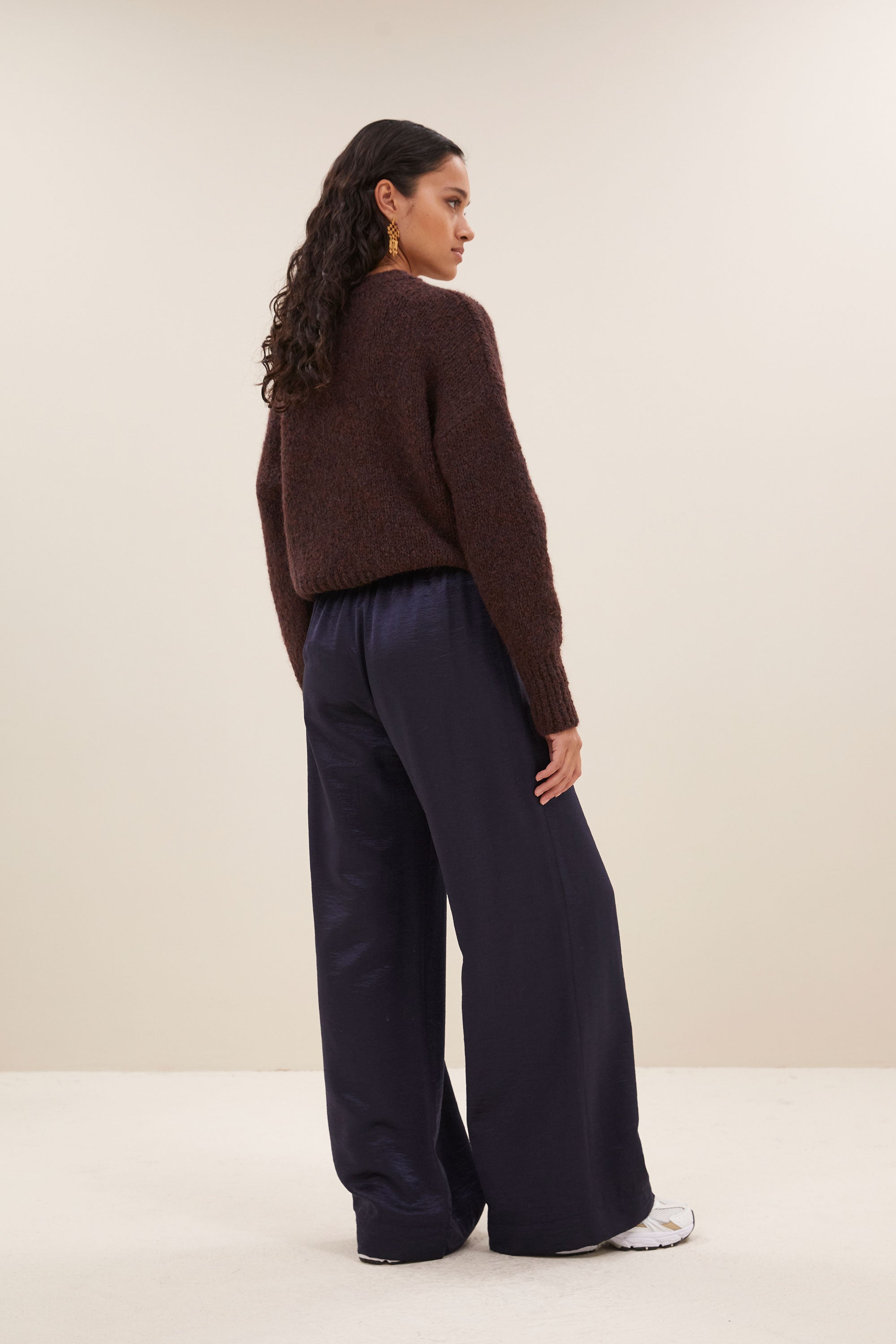 sonny bulky pullover - chocolate brown, korte fit, verlaagde schoudernaden, wolblend - by-bar - zijaanzicht