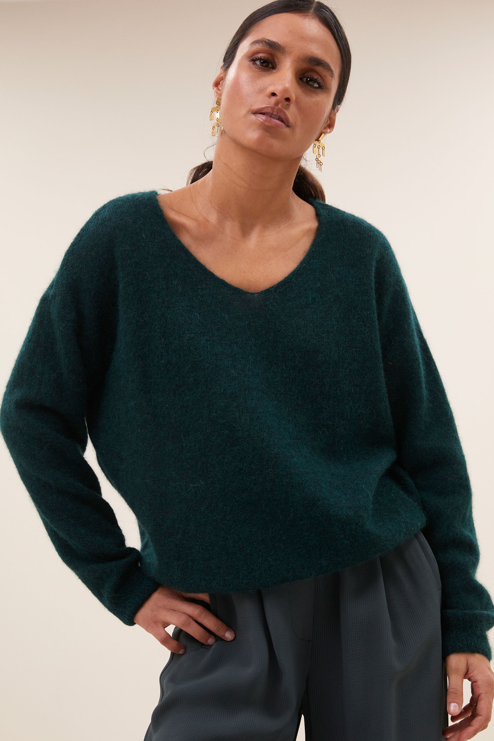 liv pullover - hill green, alpacamix kwaliteit, korte fit, all-time classic - by-bar - sfeerbeeld