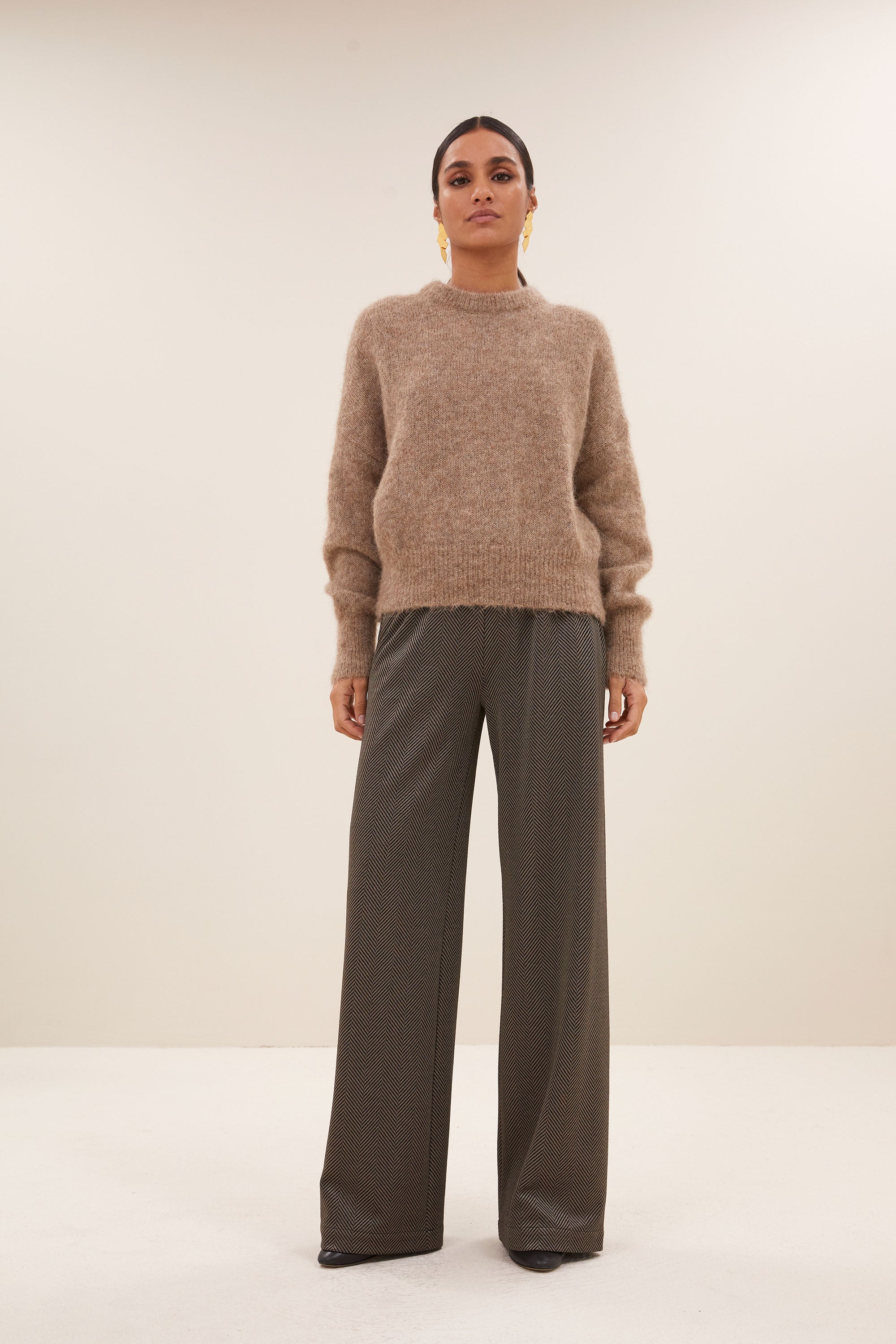 sonny natural pullover - biscuit, alpacamix kwaliteit, must-have essential, ribgebreide randen - by-bar - aanvullende foto