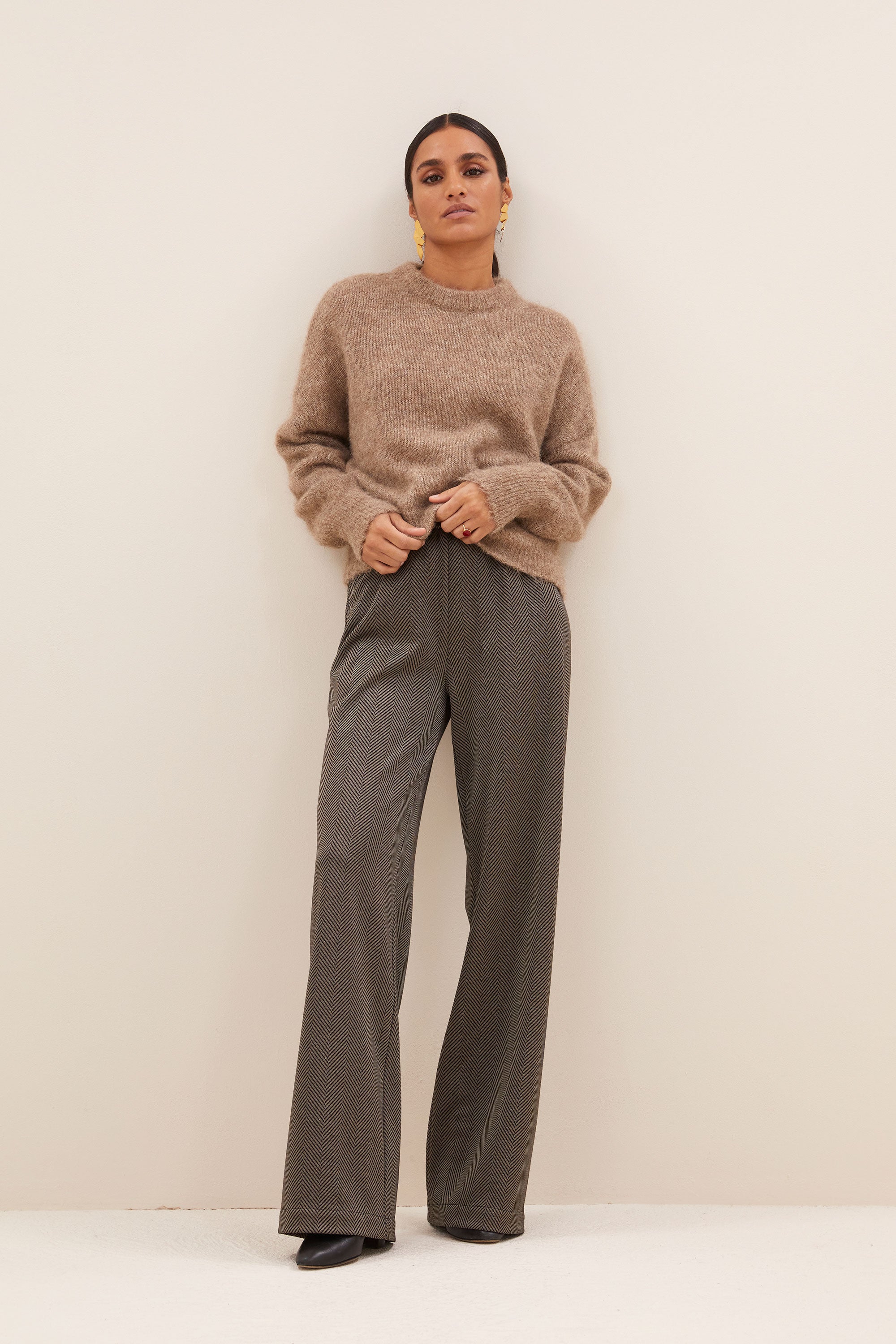 sonny natural pullover - biscuit, alpacamix kwaliteit, must-have essential, ribgebreide randen - by-bar - achteraanzicht