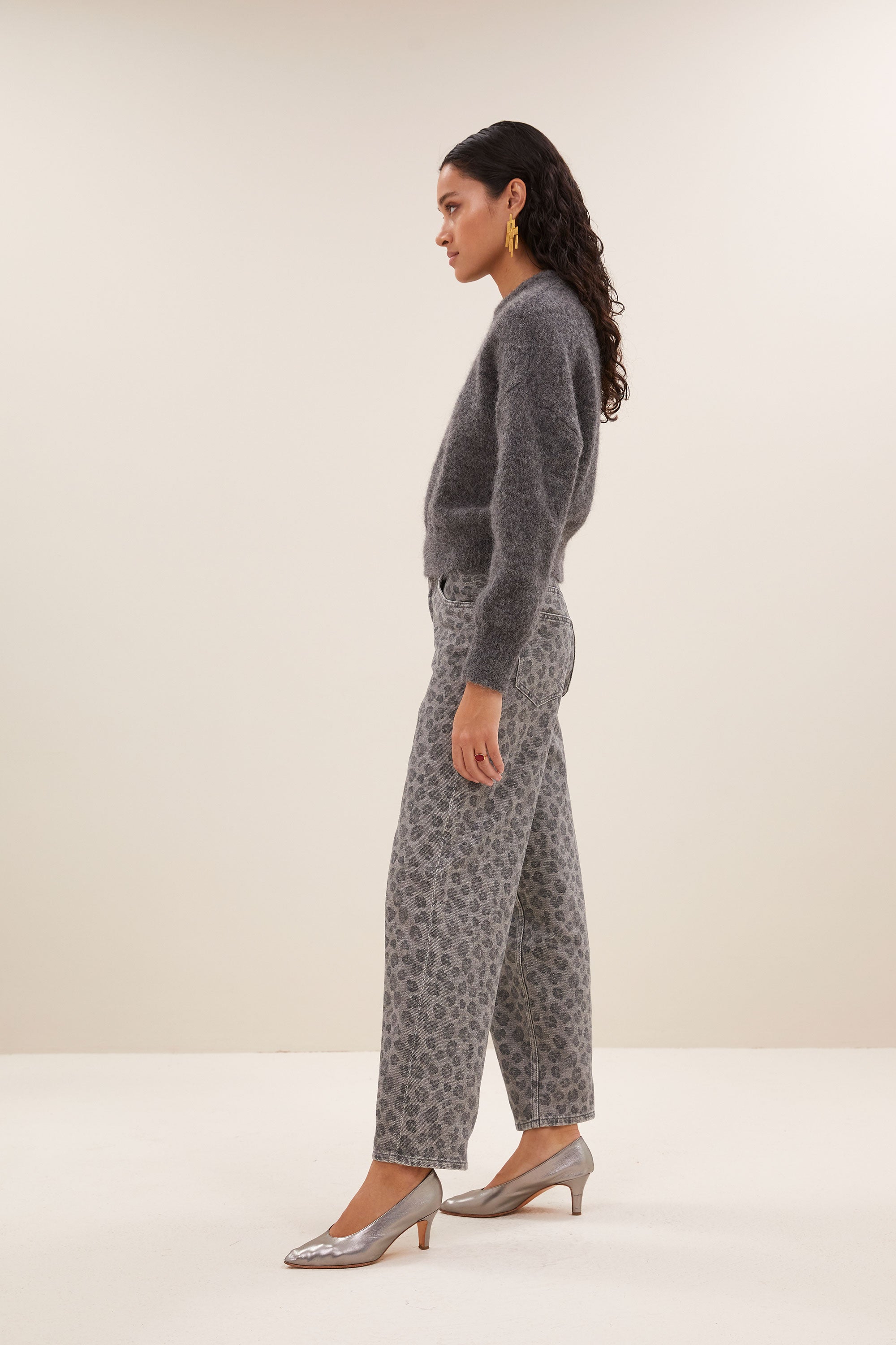 sonny natural pullover - dark grey melee, alpacamix kwaliteit, must-have essential, ribgebreide randen - by-bar - zijaanzicht