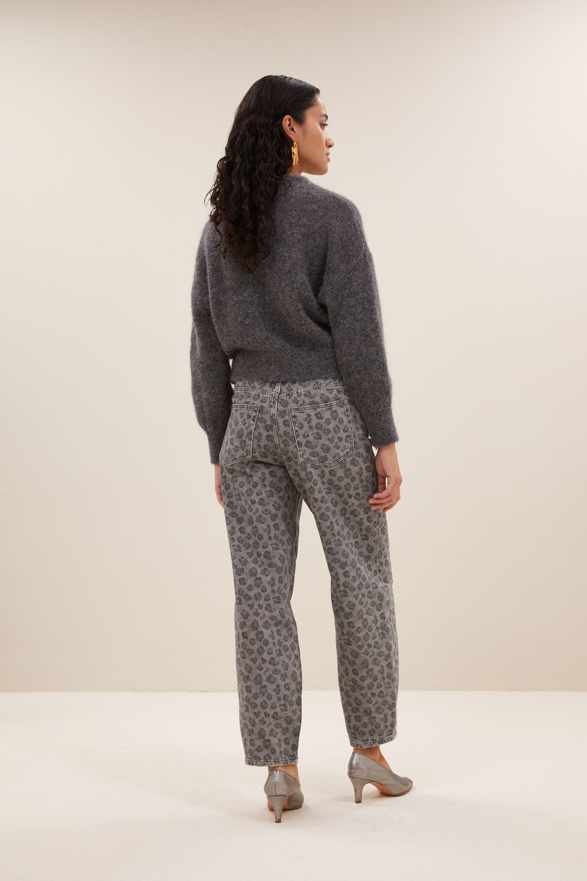 sonny natural pullover - dark grey melee, alpacamix kwaliteit, must-have essential, ribgebreide randen - by-bar - achteraanzicht