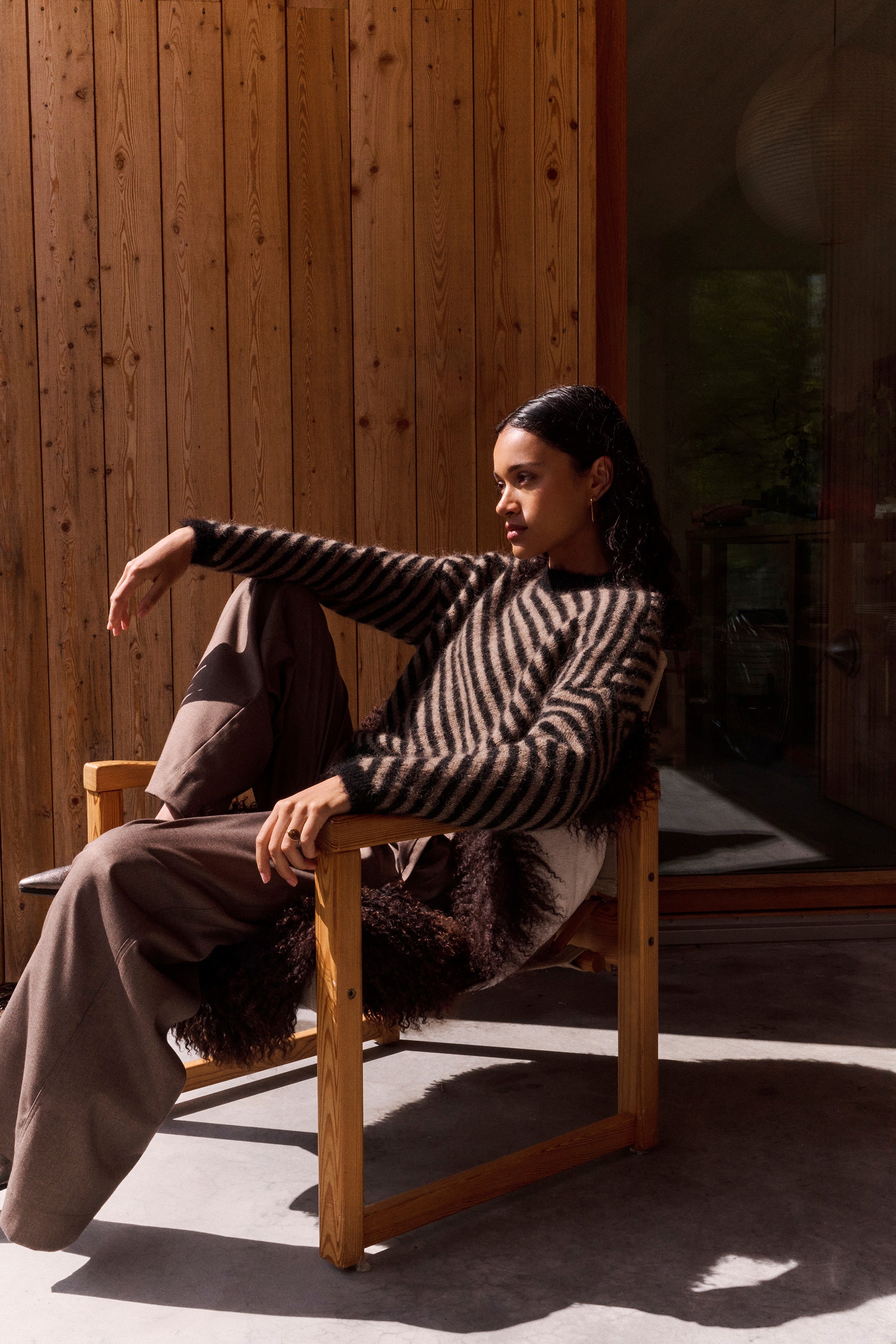 diagonal natural pullover - biscuit, alpacamix kwaliteit, casual fit, verlaagde schoudernaden - by-bar - sfeerbeeld