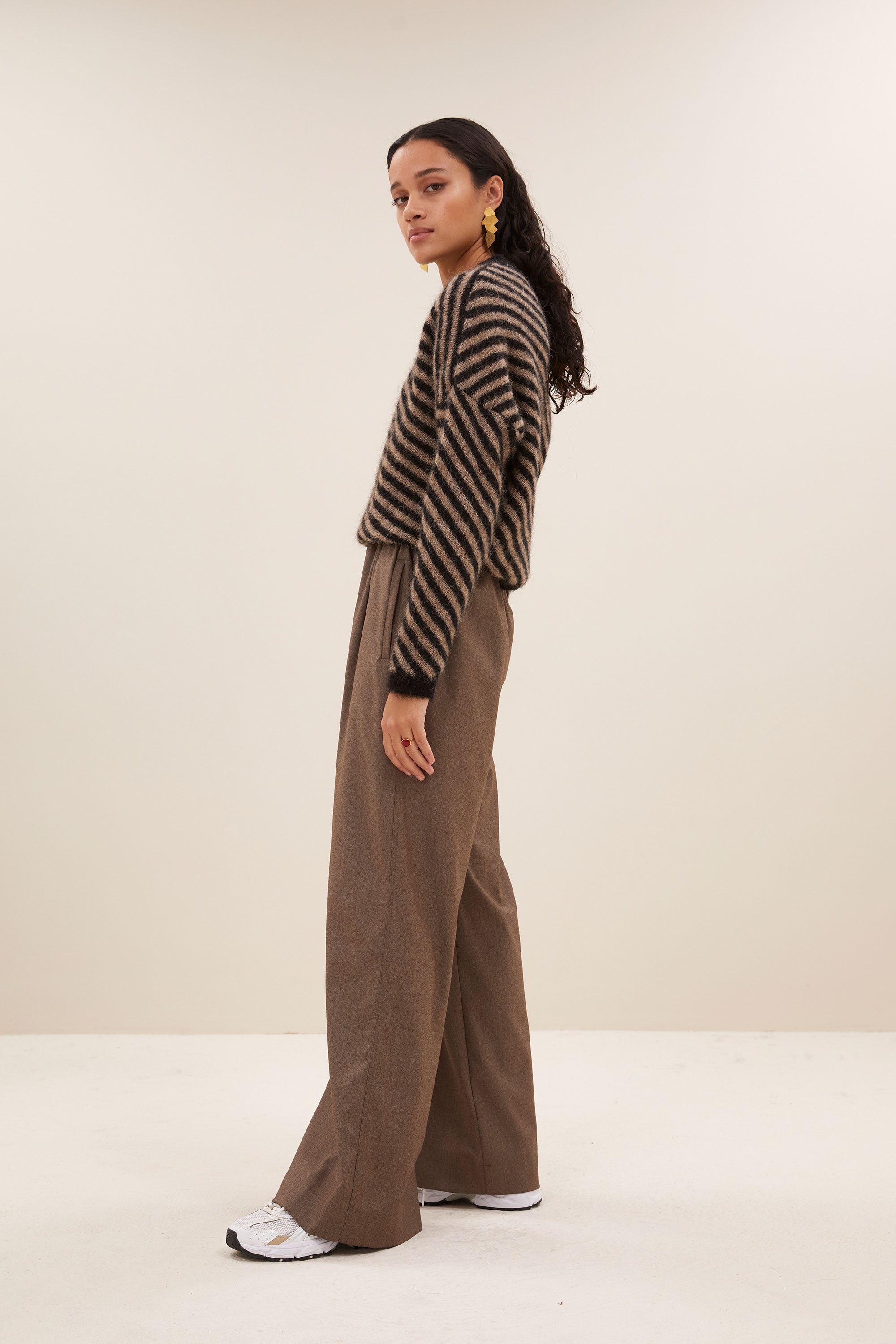 diagonal natural pullover - biscuit, alpacamix kwaliteit, casual fit, verlaagde schoudernaden - by-bar - zijaanzicht