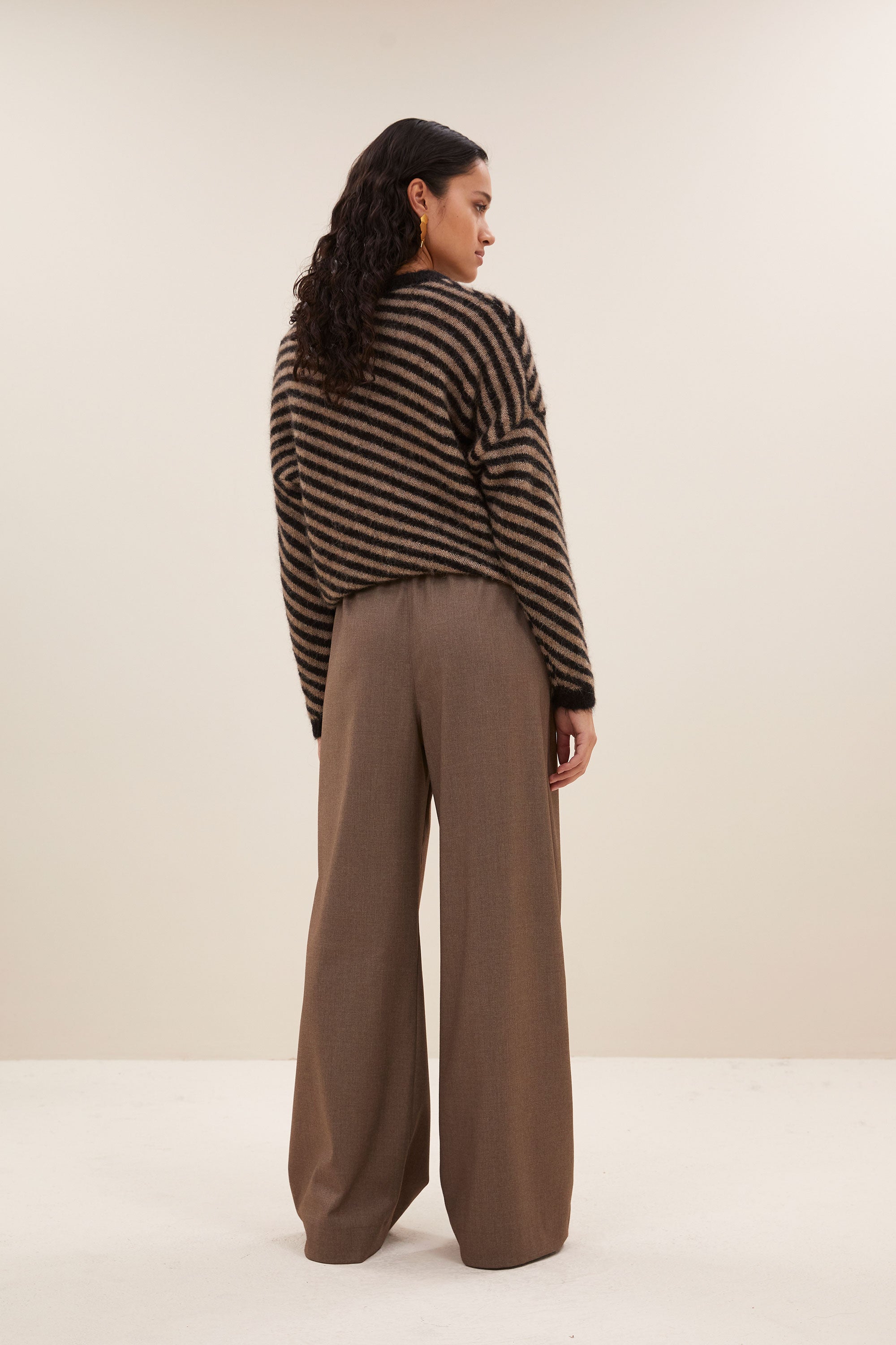 diagonal natural pullover - biscuit, alpacamix kwaliteit, casual fit, verlaagde schoudernaden - by-bar - achteraanzicht