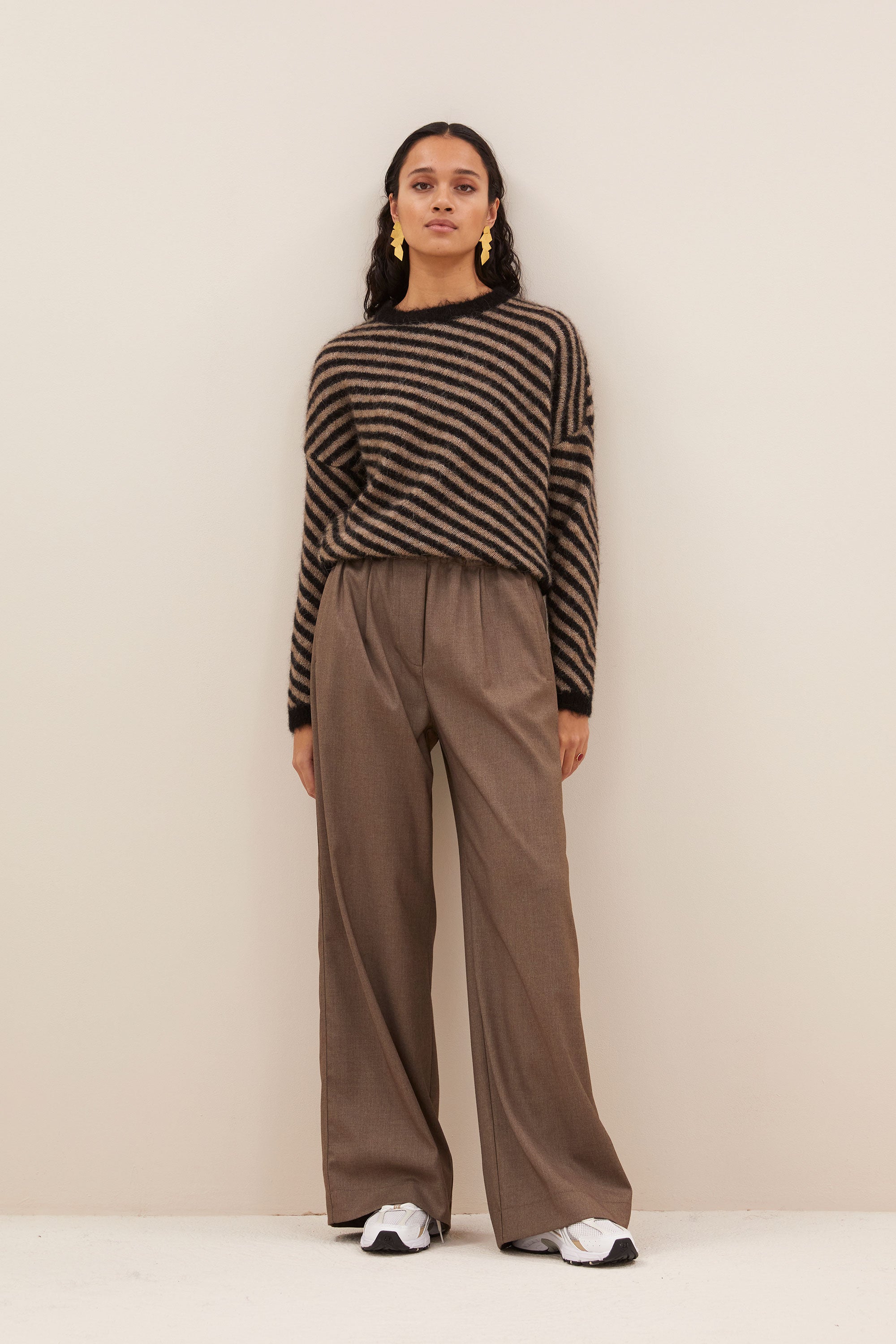 diagonal natural pullover - biscuit, alpacamix kwaliteit, casual fit, verlaagde schoudernaden - by-bar - extra