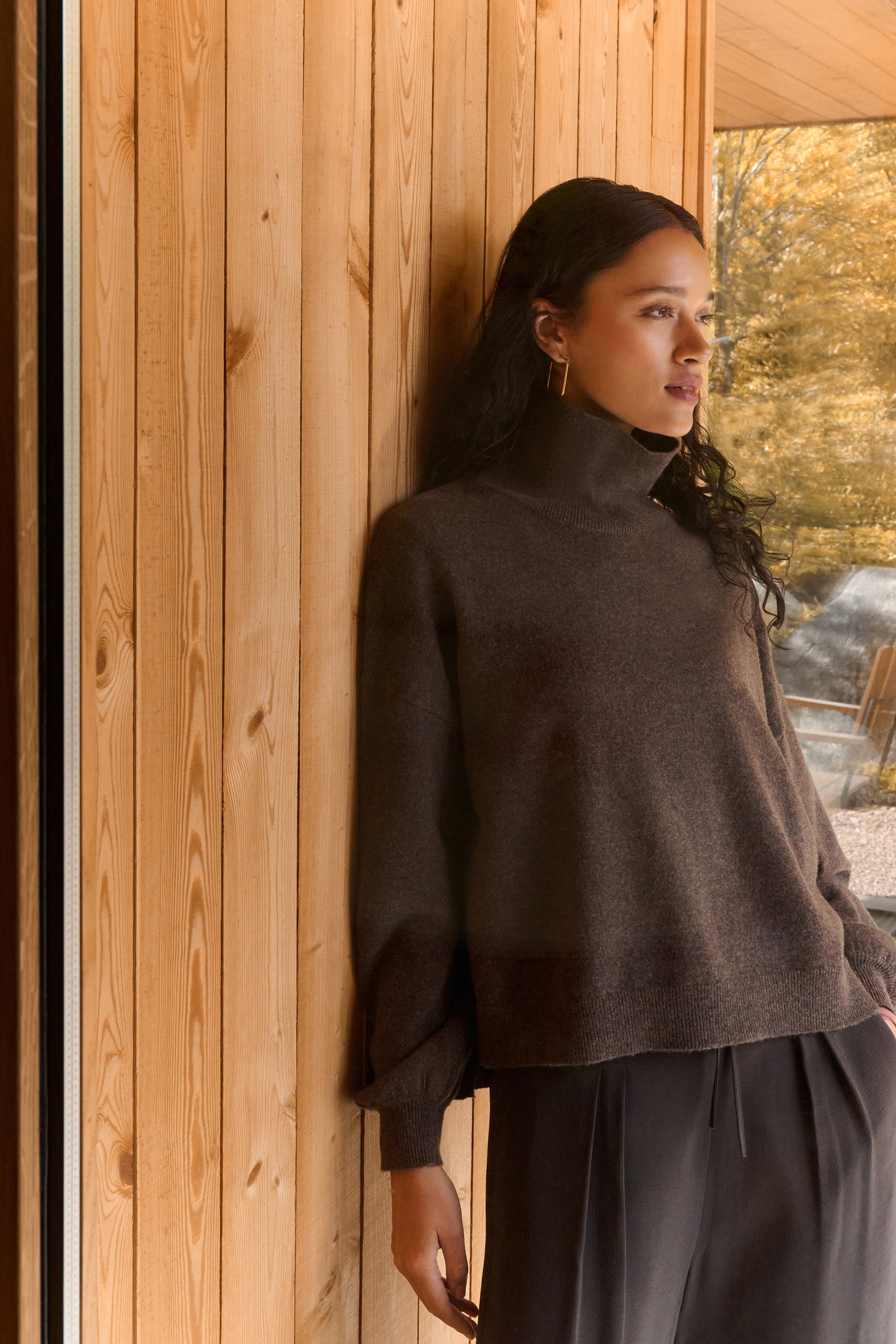 sammie pullover - biscuit, verlaagde schoudernaden, ribgebreide randen, split aan zijkanten - by-bar - sfeerbeeld