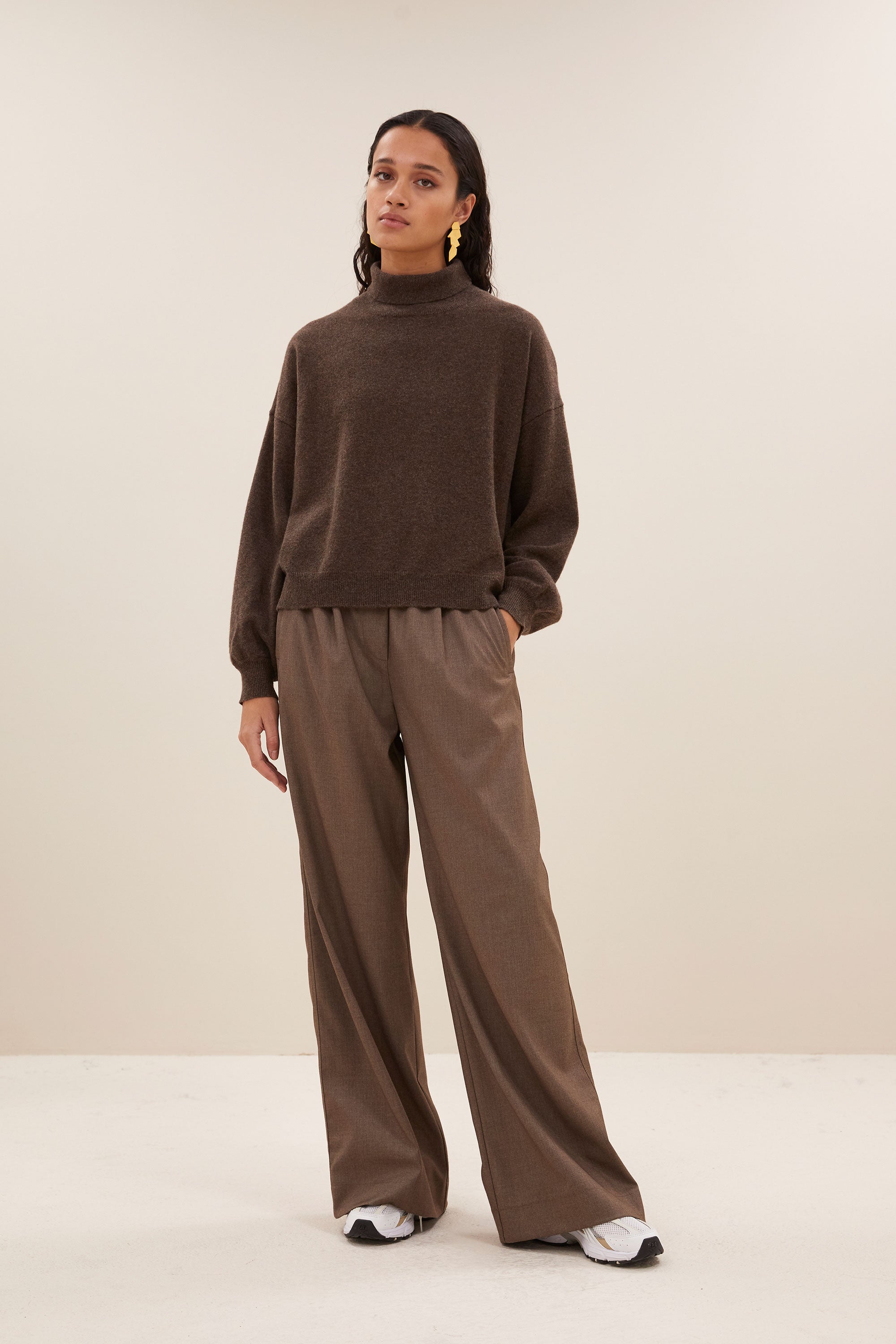 sammie pullover - biscuit, verlaagde schoudernaden, ribgebreide randen, split aan zijkanten - by-bar - vooraanzicht