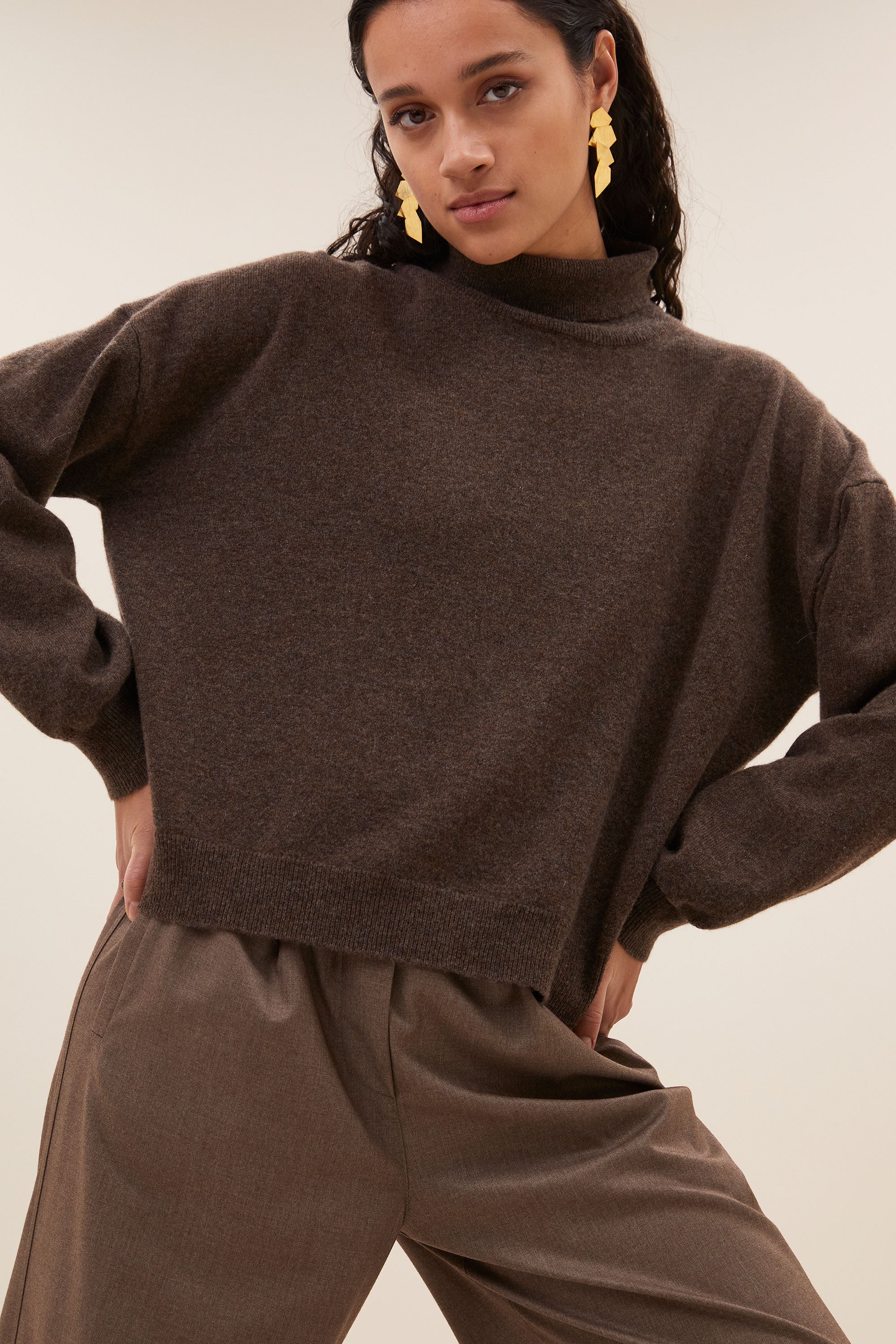 sammie pullover - biscuit, verlaagde schoudernaden, ribgebreide randen, split aan zijkanten - by-bar - aanvullende foto