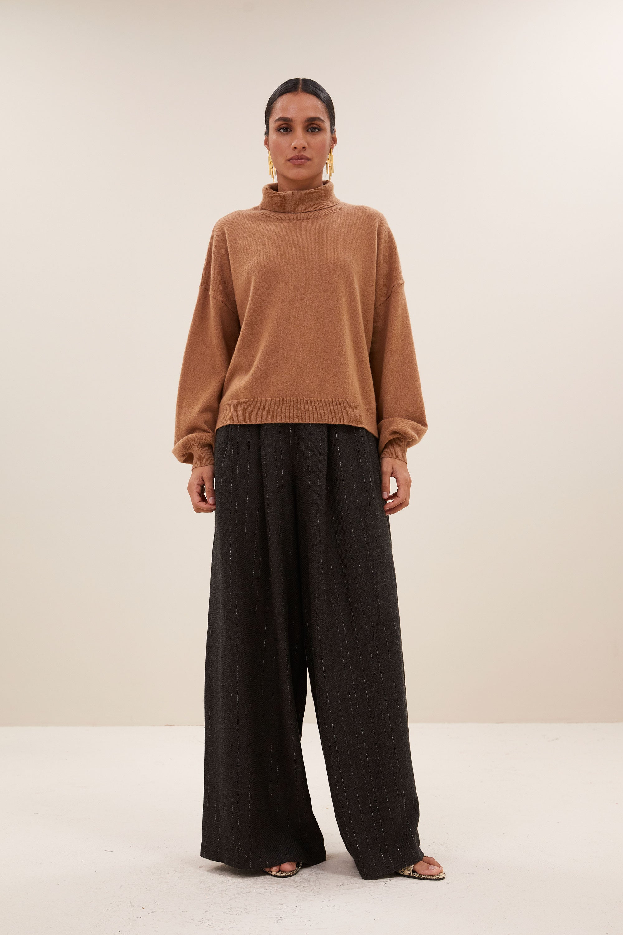 sammie pullover - camel, verlaagde schoudernaden, ribgebreide randen, split aan zijkanten - by-bar - aanvullende foto