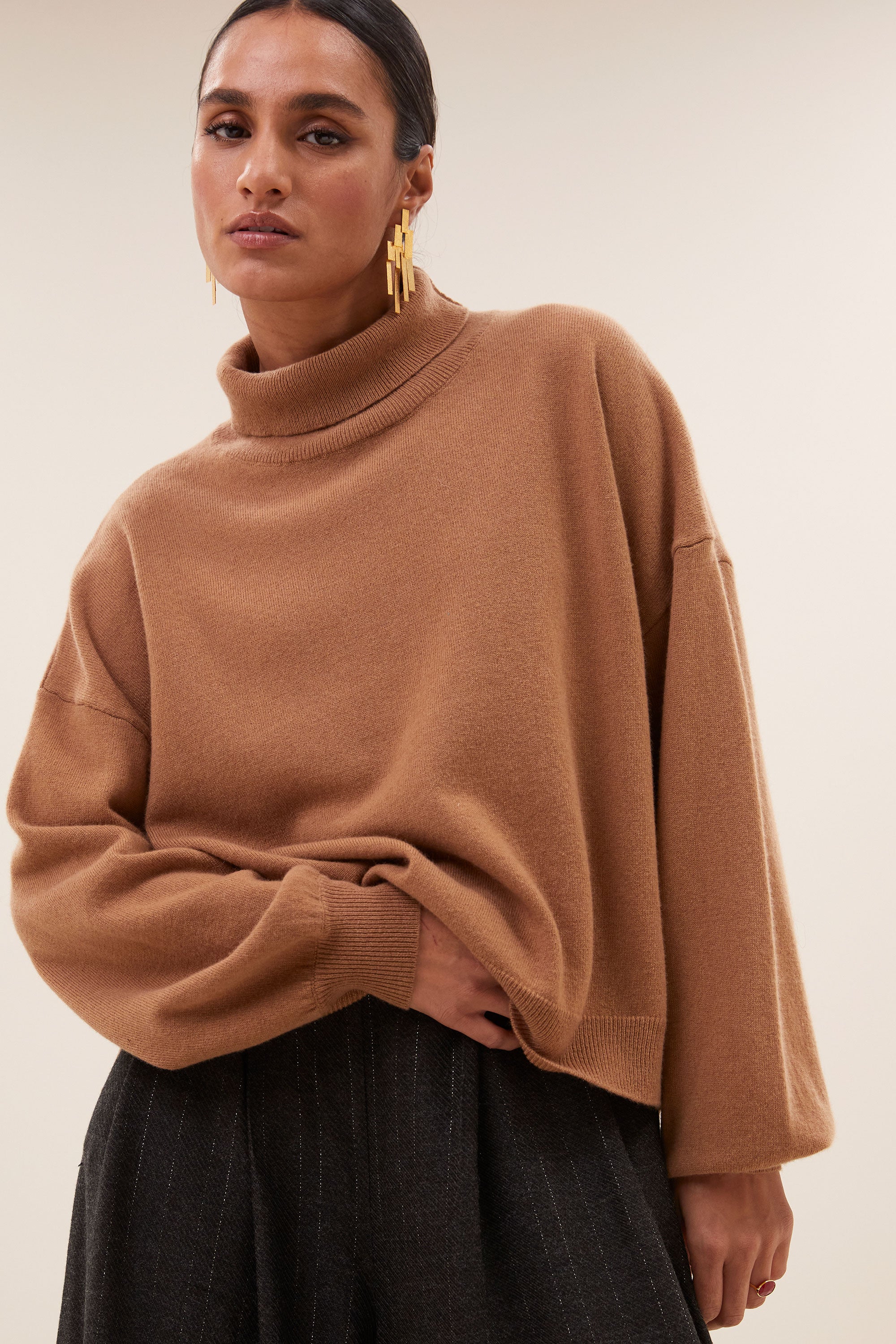 sammie pullover - camel, verlaagde schoudernaden, ribgebreide randen, split aan zijkanten - by-bar - sfeerbeeld