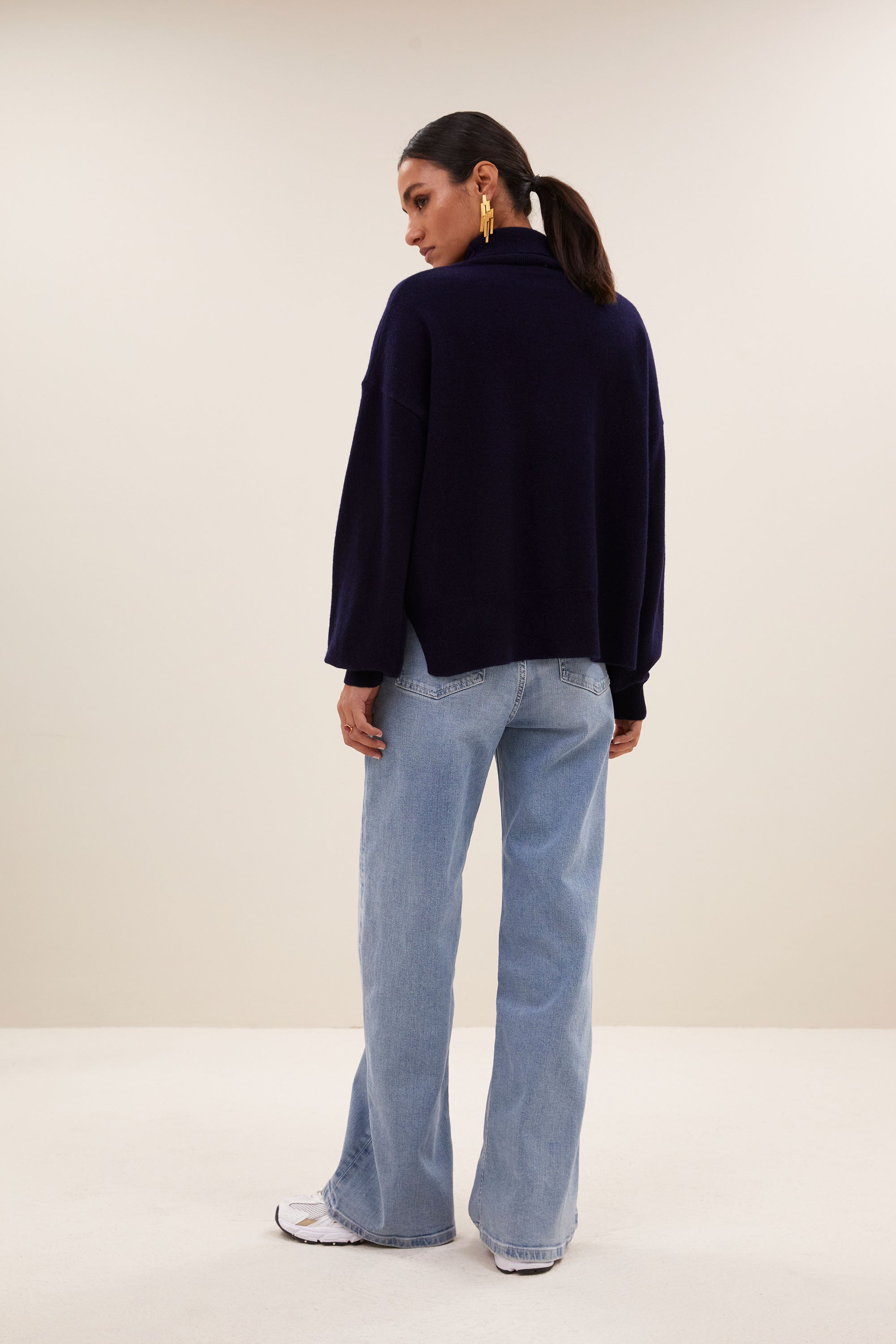 sammie pullover - midnight, verlaagde schoudernaden, ribgebreide randen, split aan zijkanten - by-bar - achteraanzicht