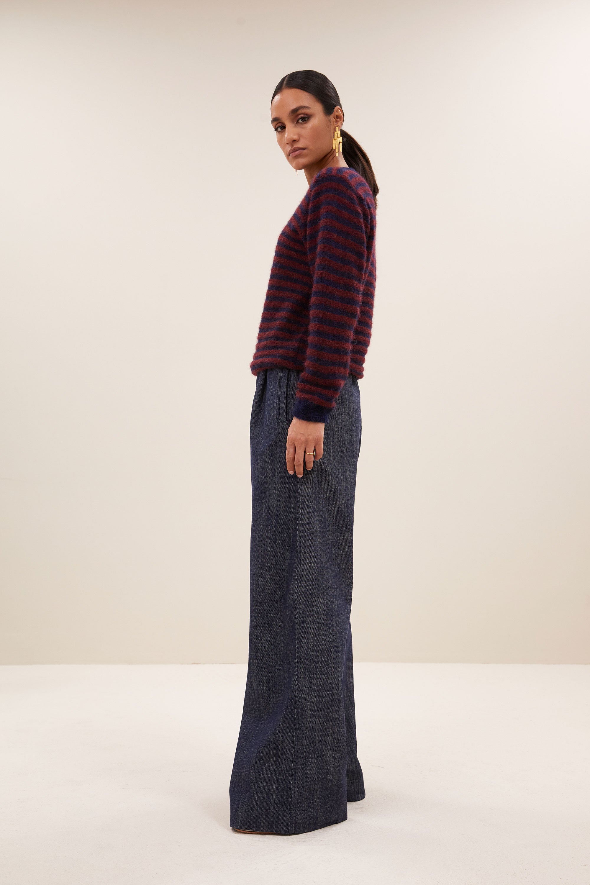 gwen thin stripe pullover - wine thin stripe, alpacamix kwaliteit, all-time classic, casual fit - by-bar - zijaanzicht